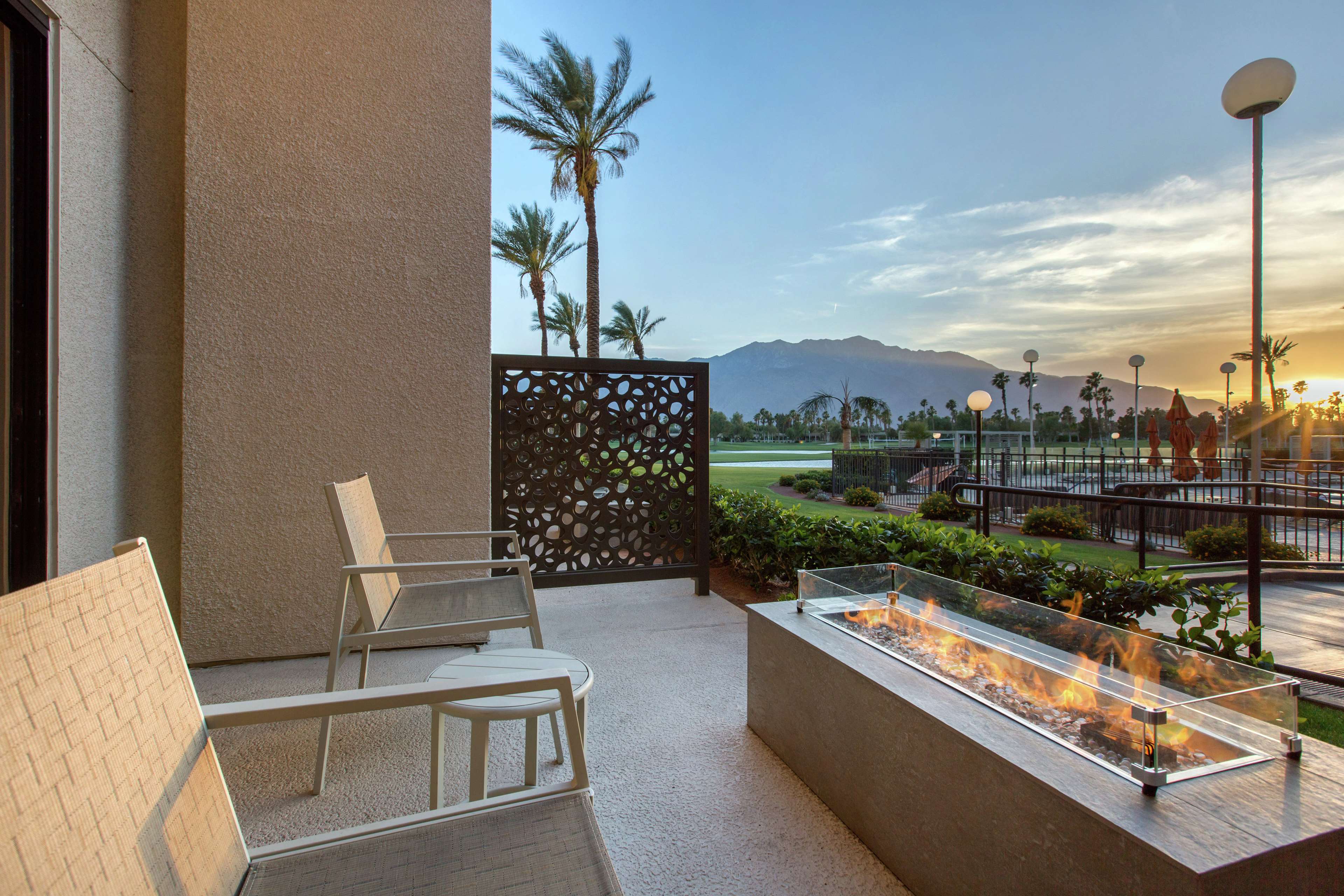 DoubleTree by Hilton Hotel Golf Resort Palm Springs Room Type - 2 QUEENS VIEW W FIRE PIT