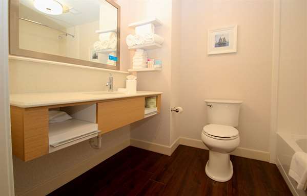  - Hampton Inn & Suites Suffolk