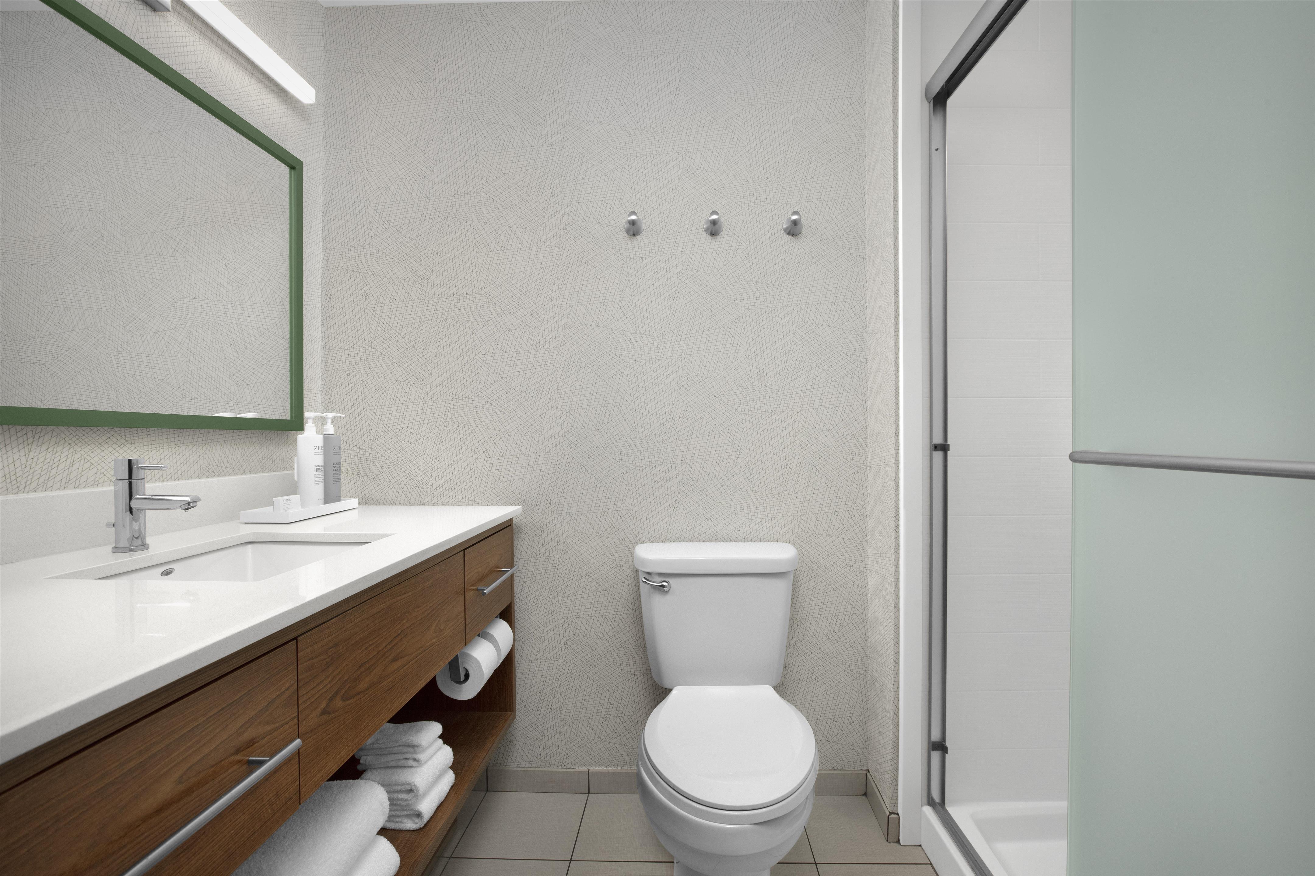 Guest room bath