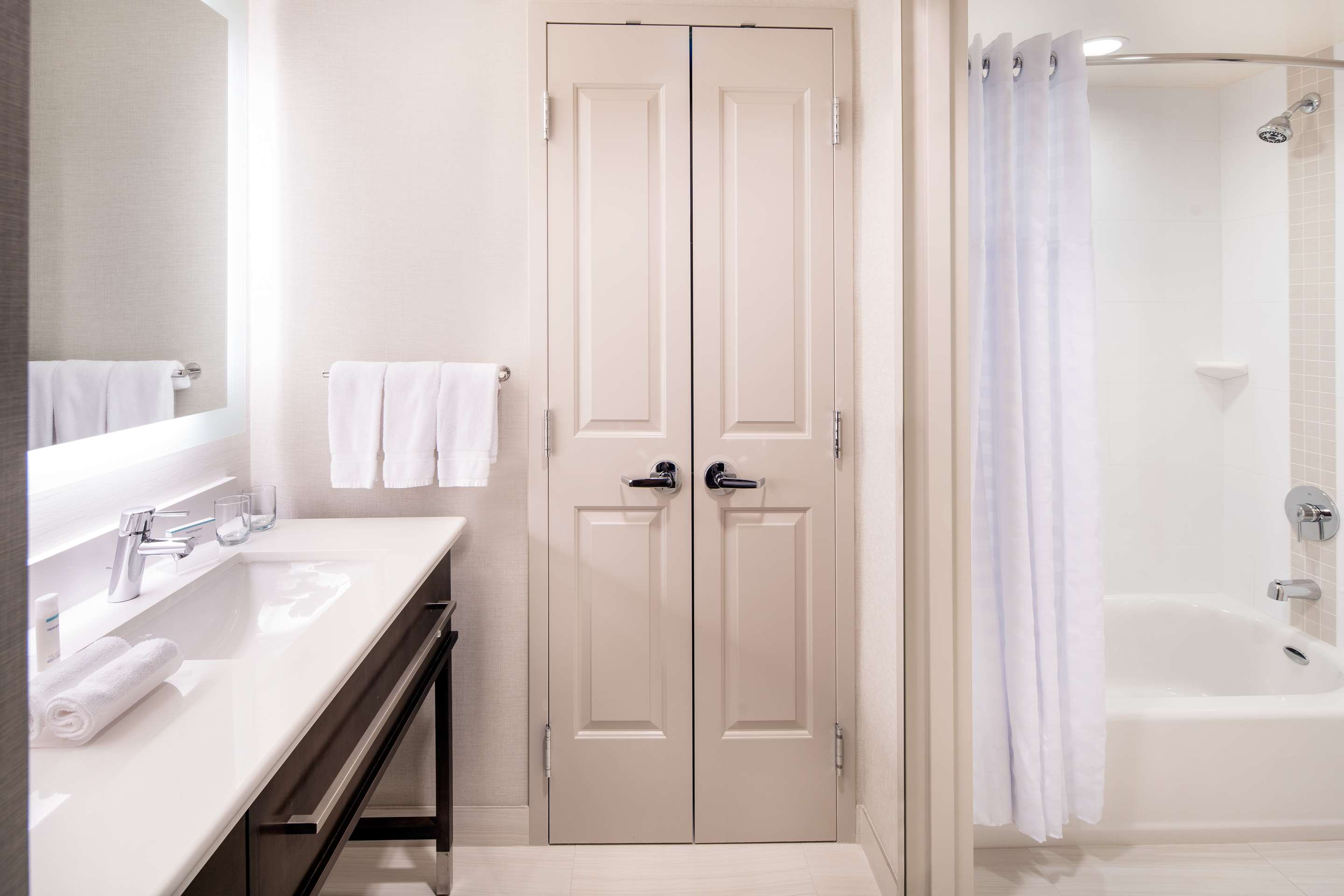 Guest room bath