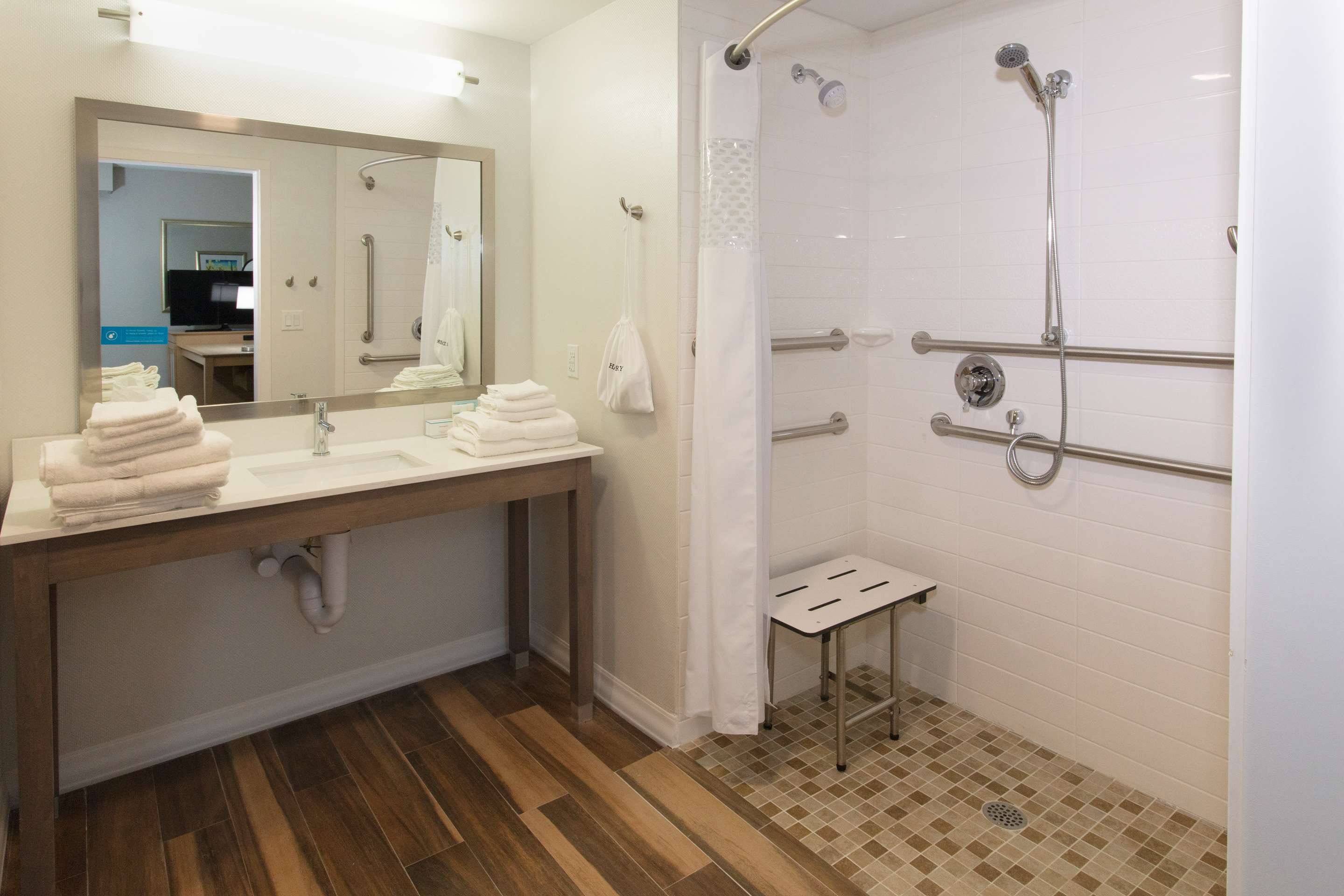 Guest room bath
