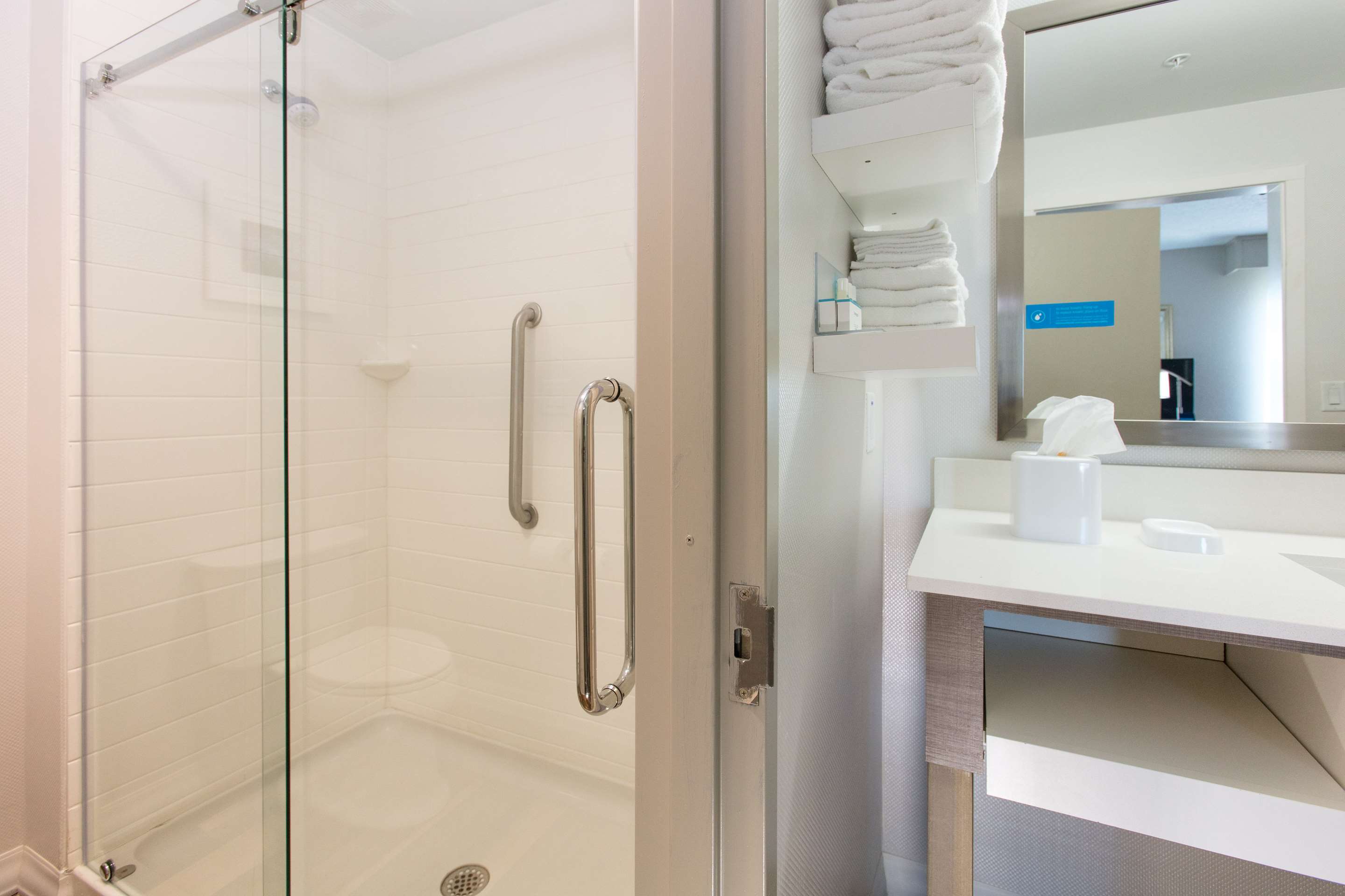 Guest room bath