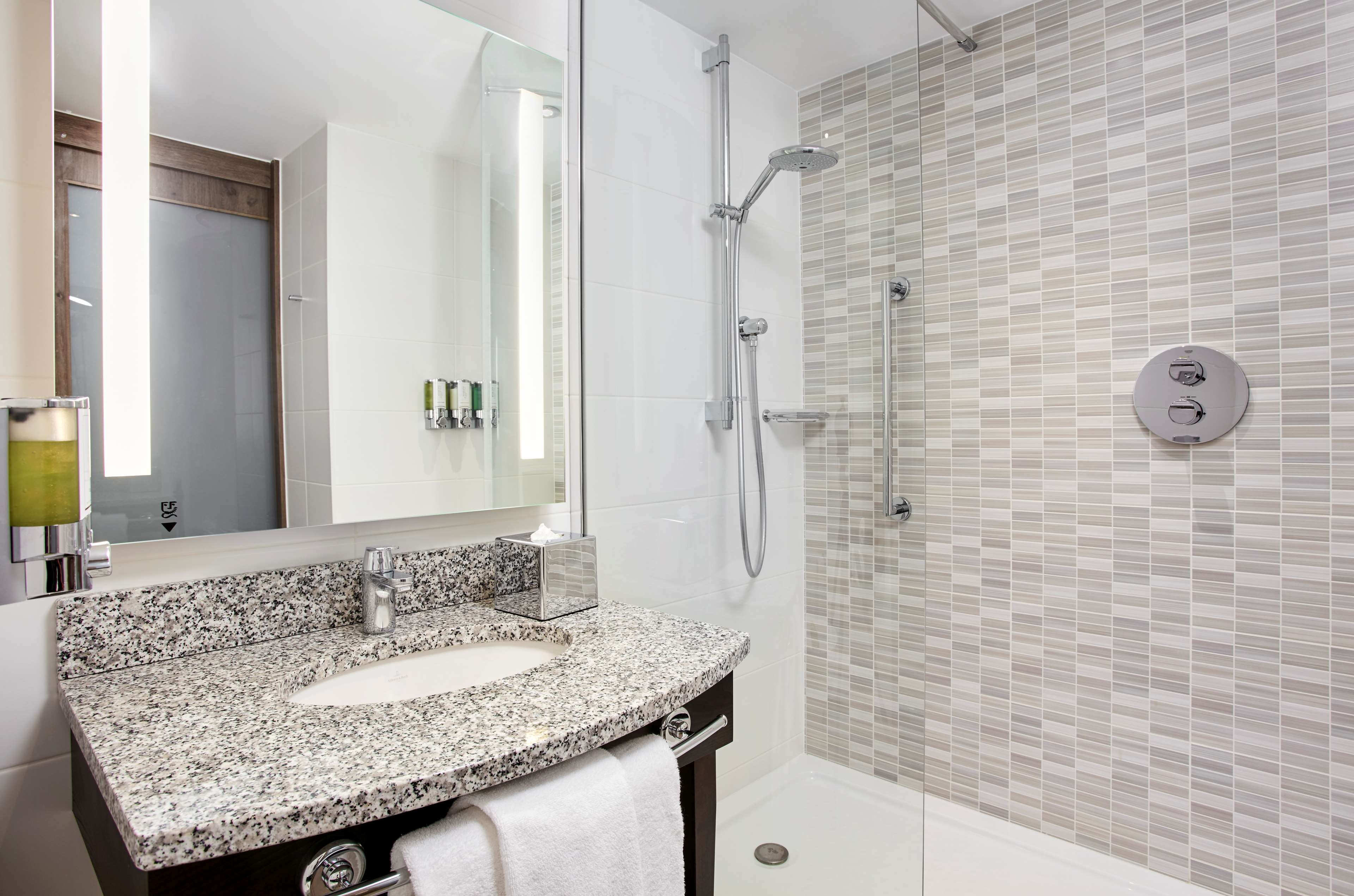 Hampton by Hilton Oxford Room Type - QUEEN ROOM