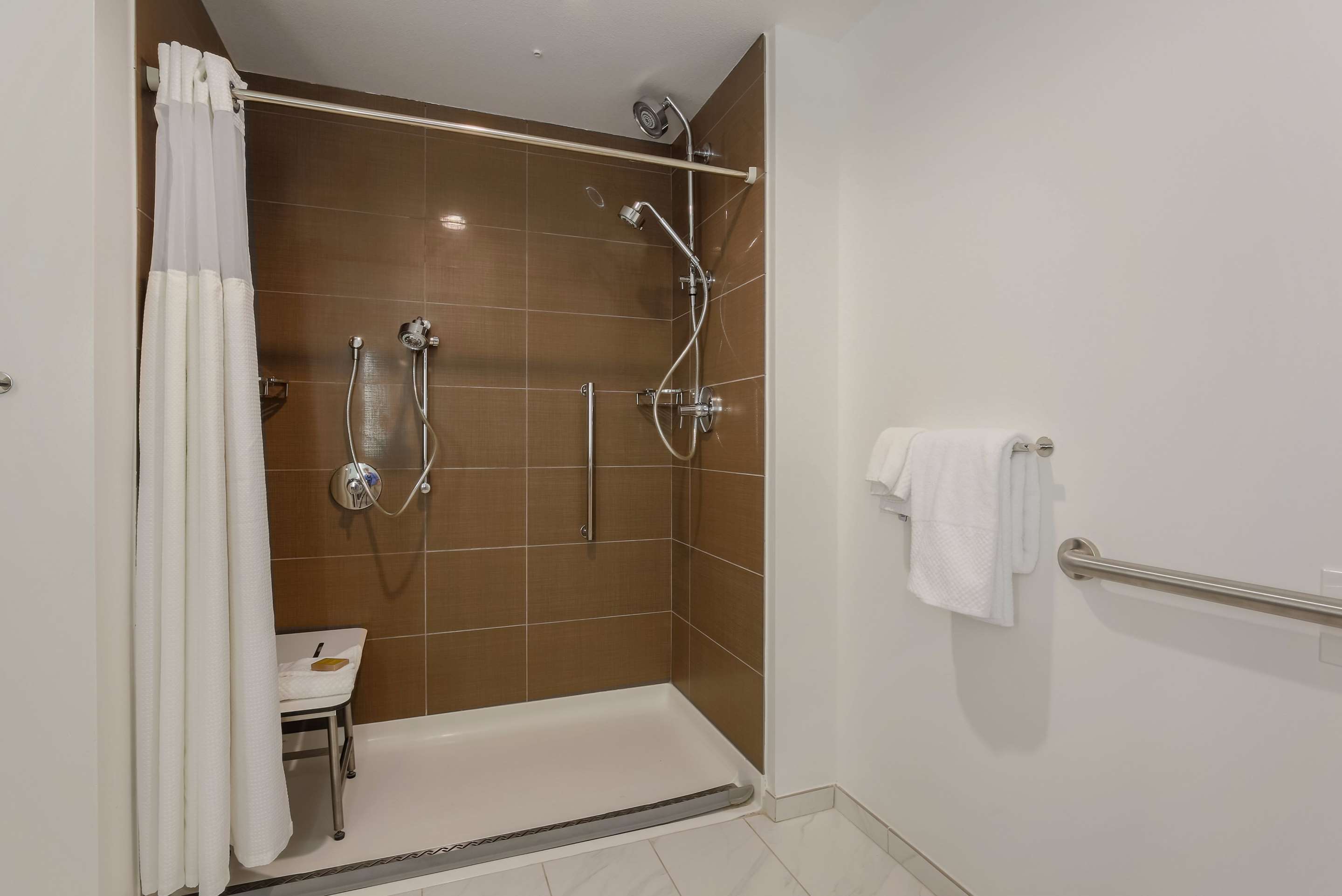 Guest room bath
