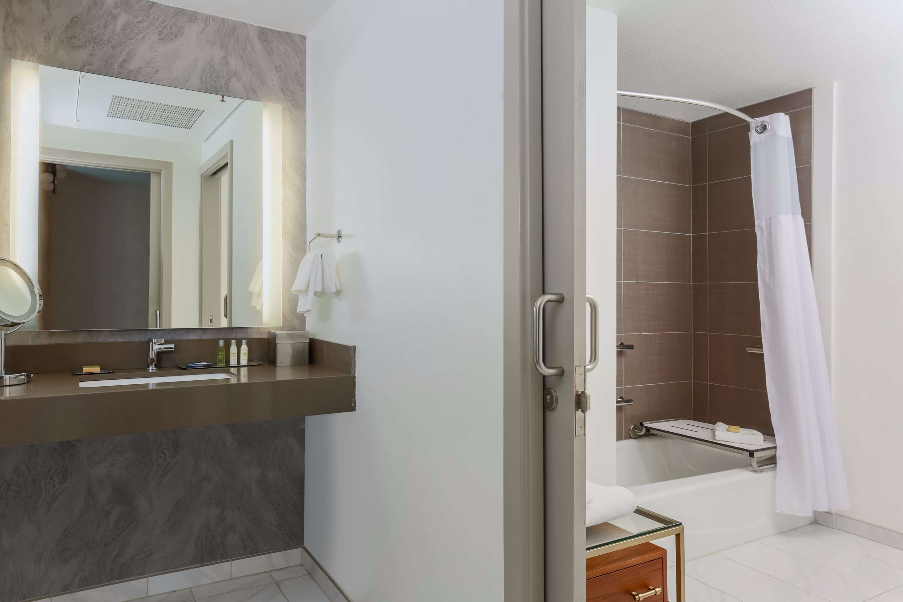 Guest room bath