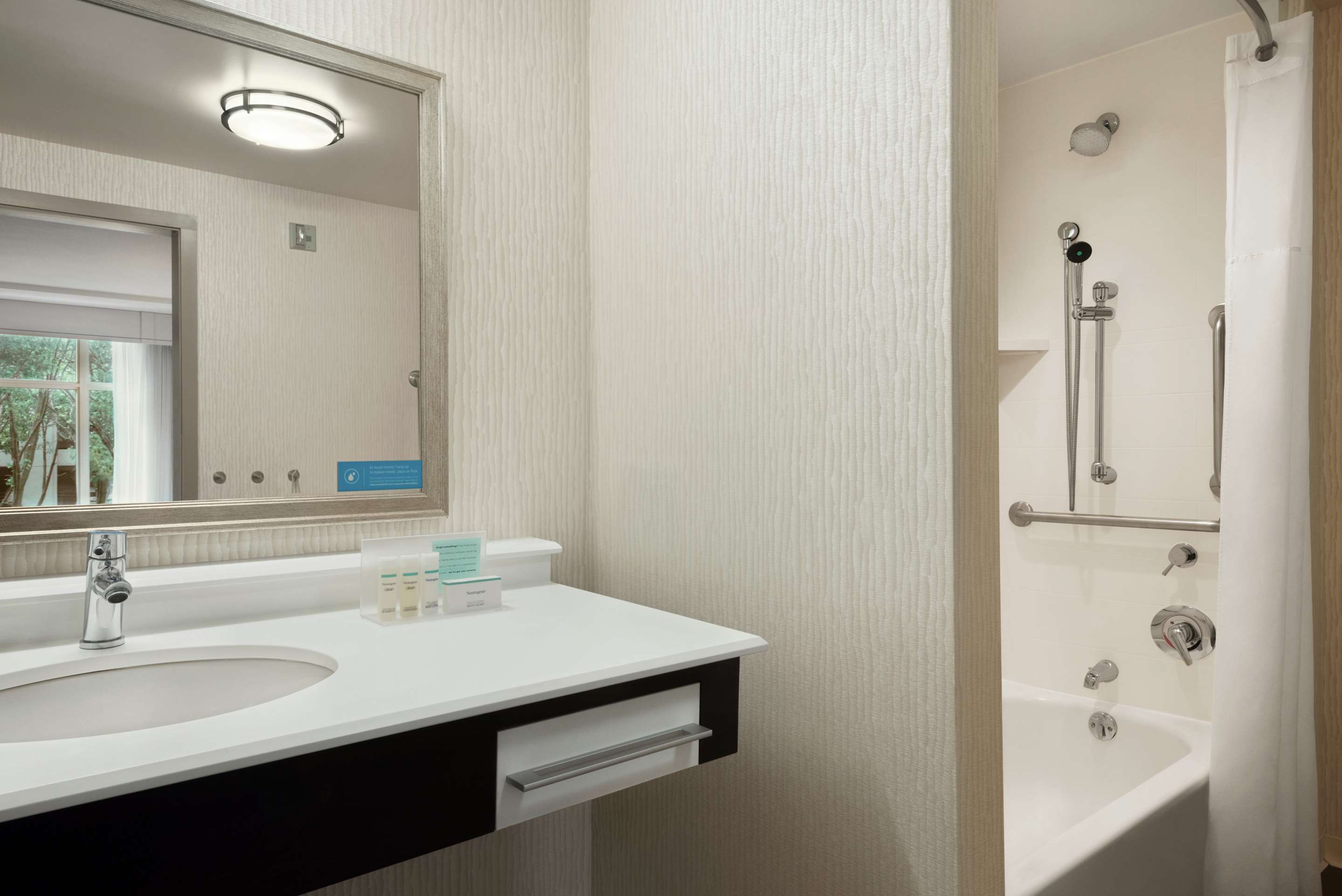Guest room bath