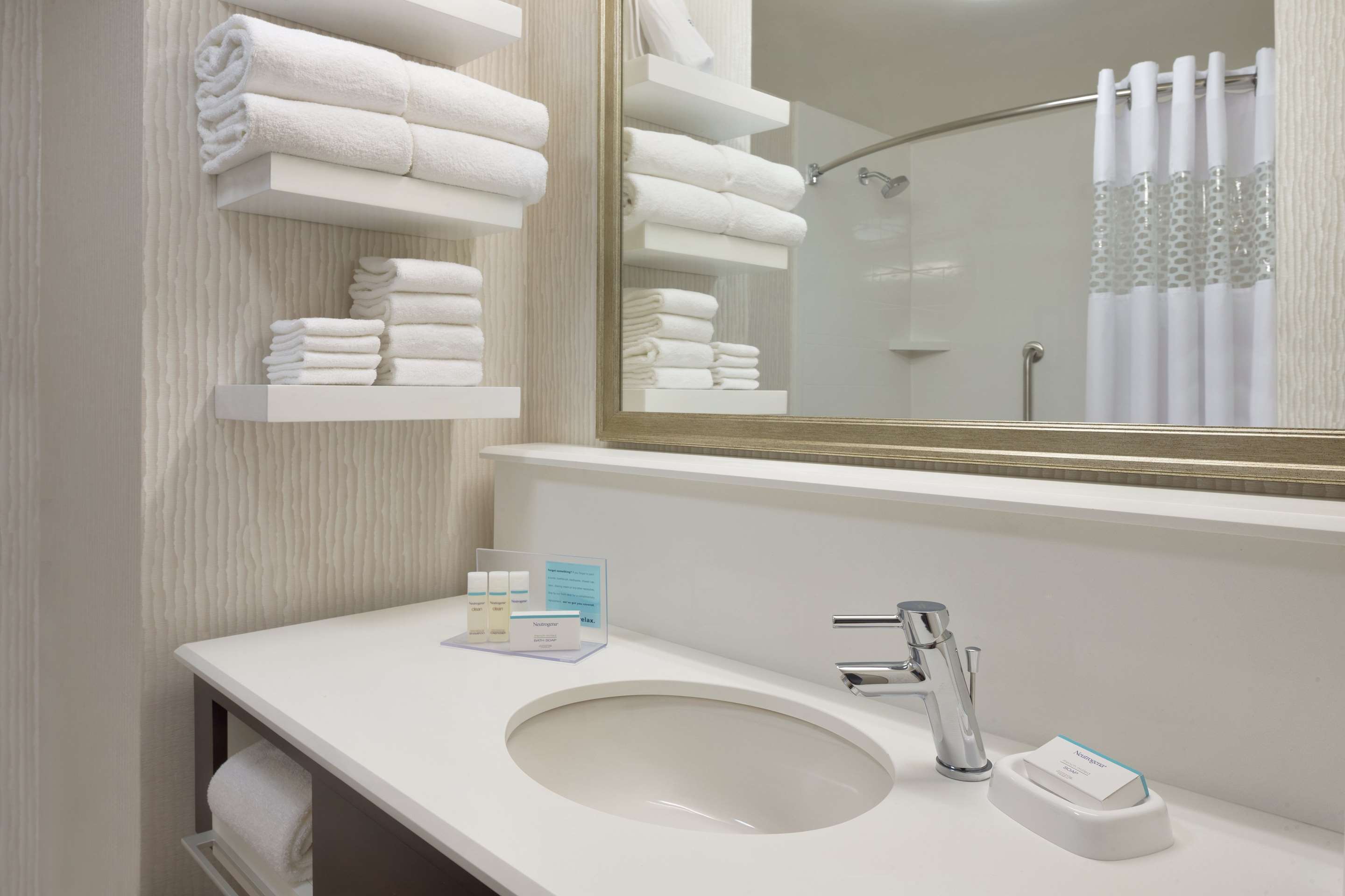 Guest room bath