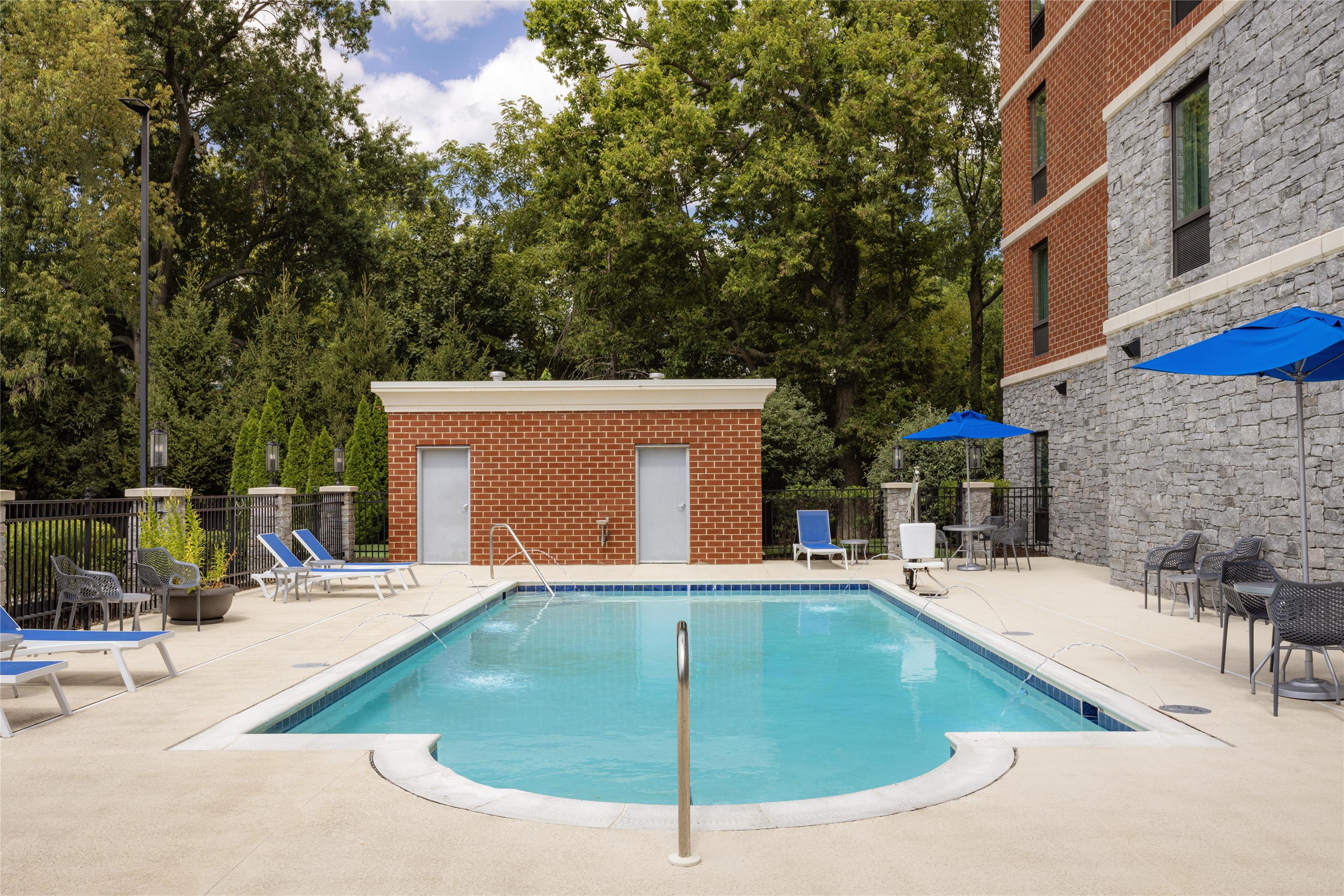 Pool | Hampton Inn Lexington Medical Center