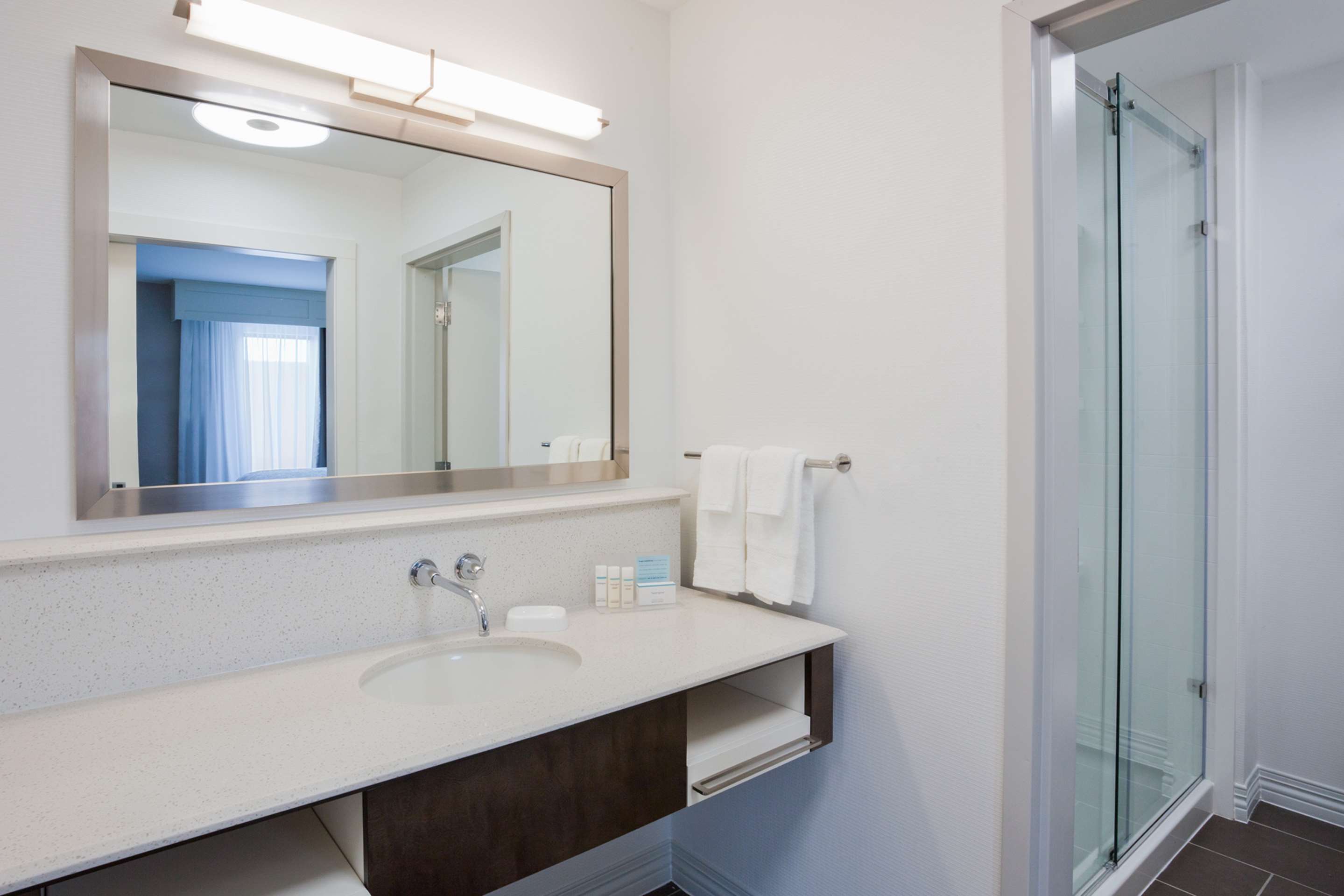 Guest room bath