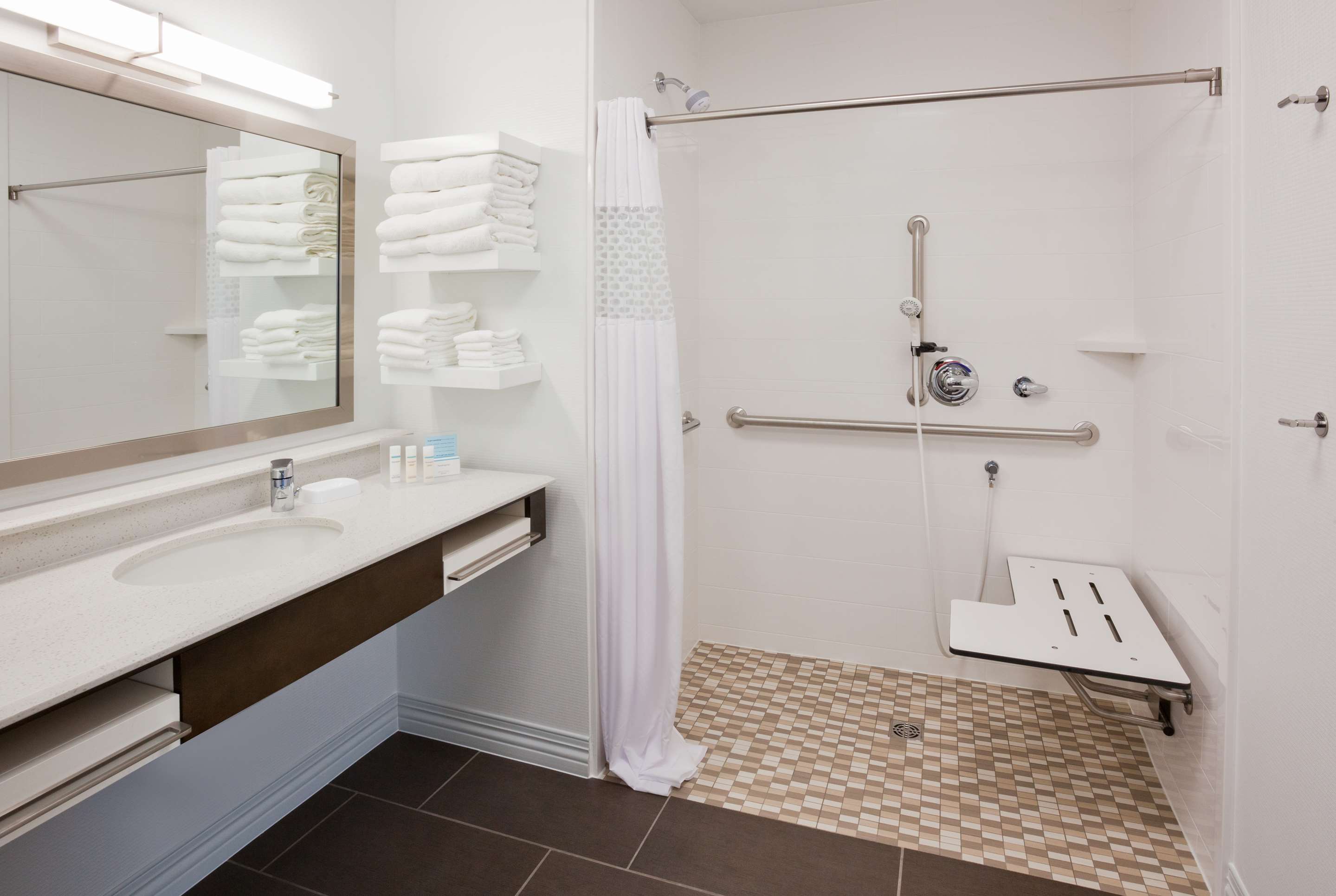 Guest room bath