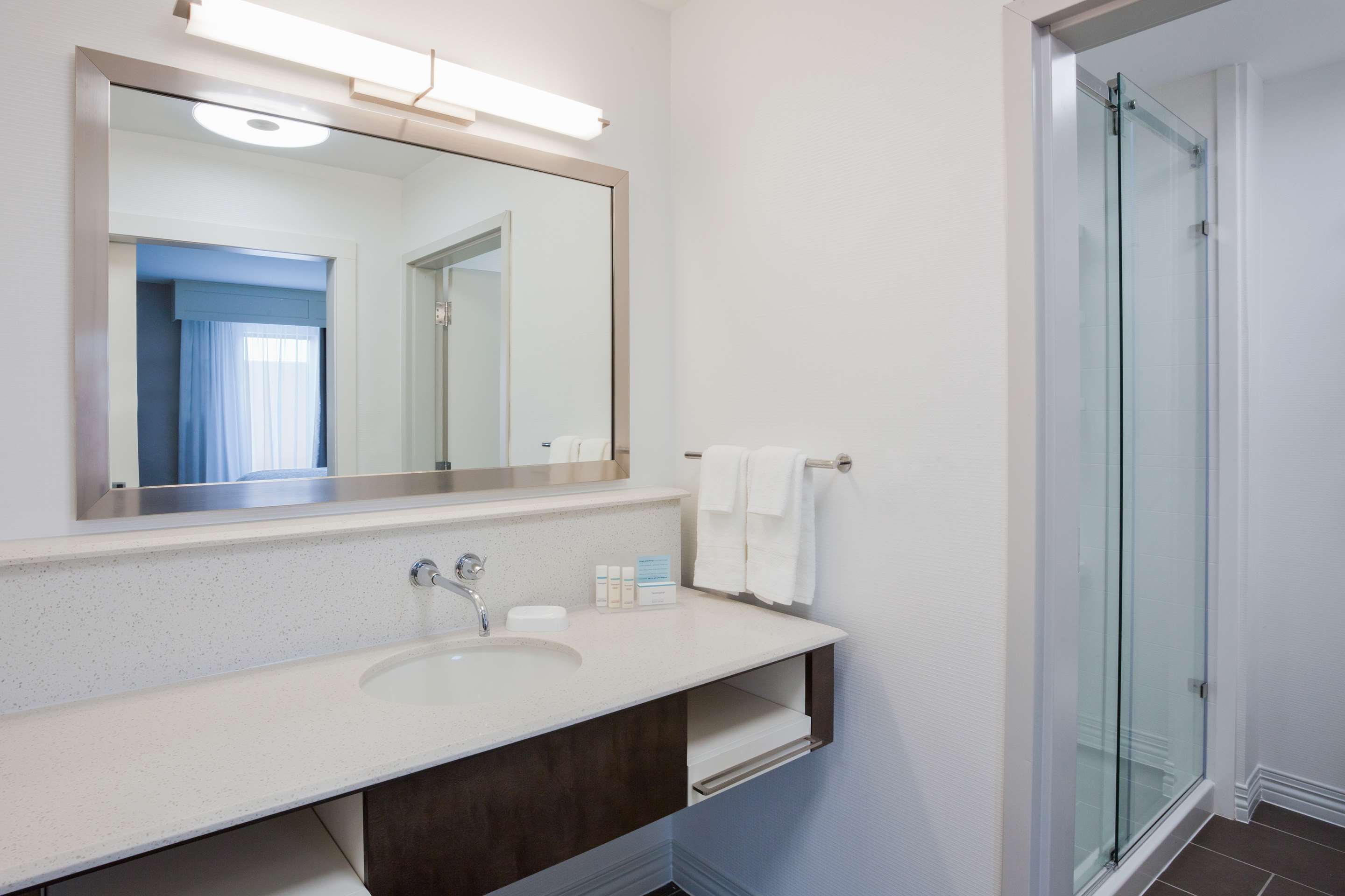 Guest room bath