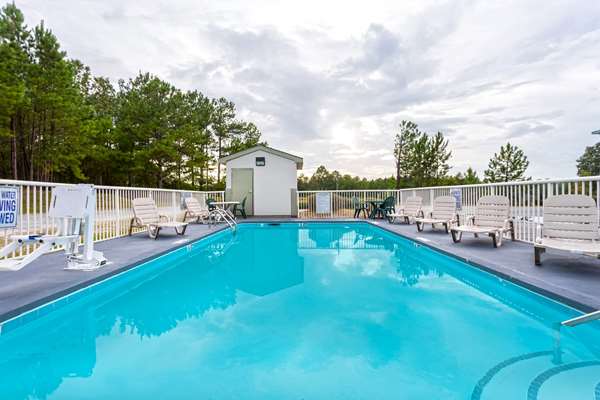 Pool - Days Inn Lugoff