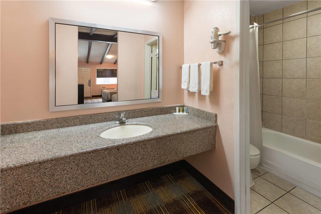 TRAVELODGE NEW BRAUNFELS-guestroom-Guest Room,Bathroom,On-Site.jpg
