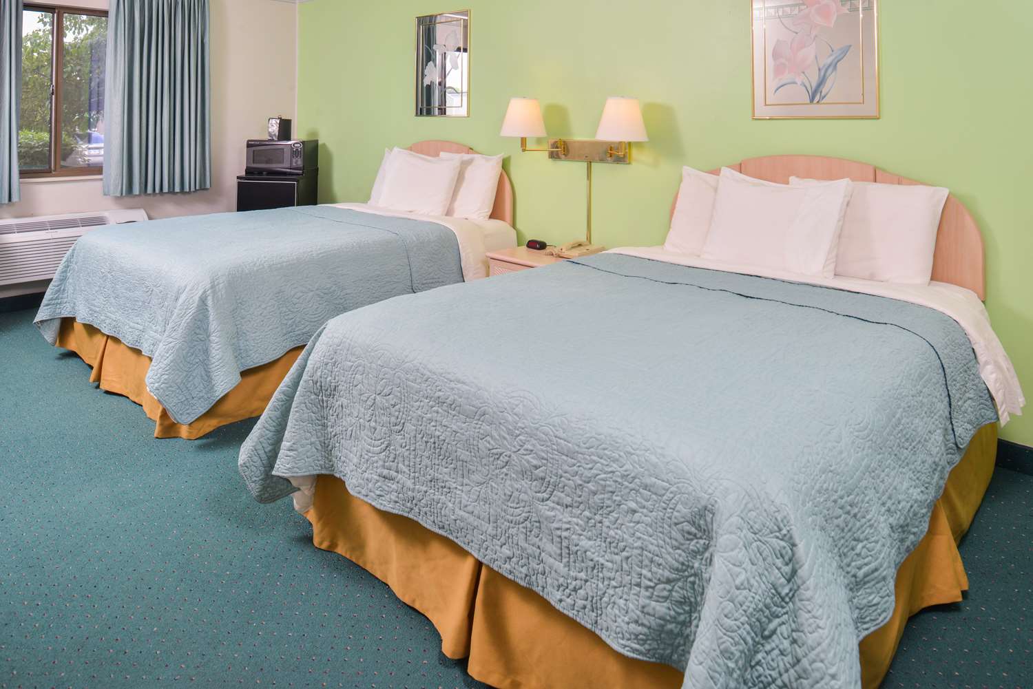 2 Queen Beds Non-Smoking image