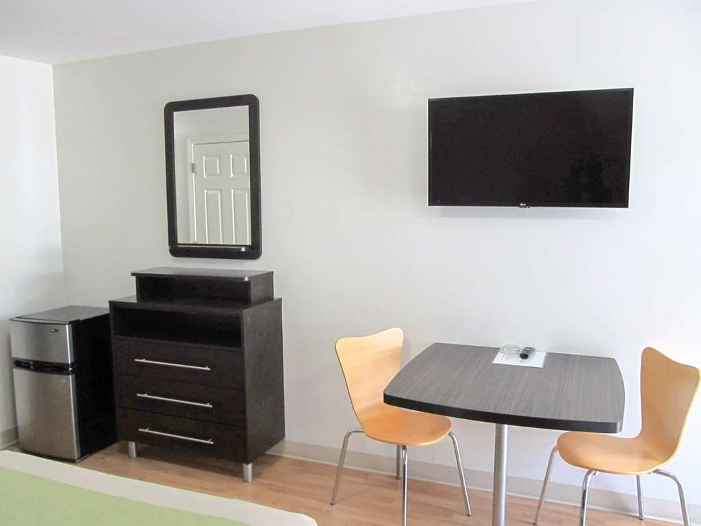 MOTEL 6 AUGUSTA - FT. GORDON-guestroom-Guest Room,Guest Room Amenity,Mini-Refrigerator,TV and multimedia,Indoor/Interior,On-Site.jpg
