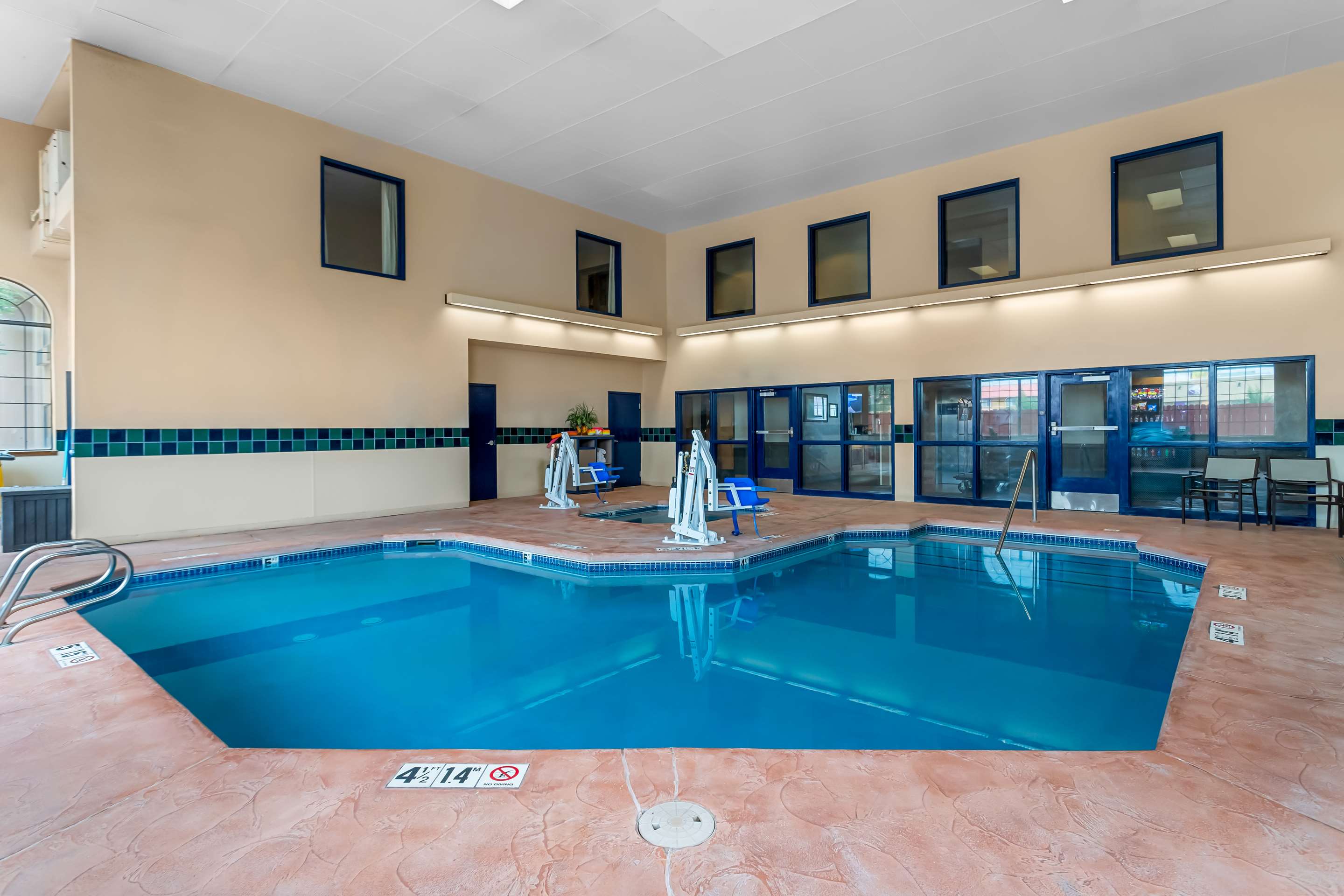 Pool | Best Western Moriarty Heritage Inn