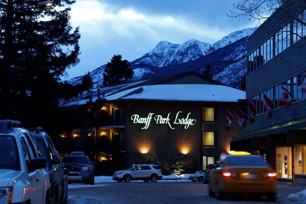 Exterior view - Banff Park Lodge