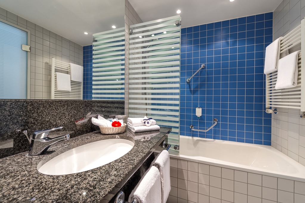 Dorint Potsdam Sanssouci-guestroom-Guest Room,Bathroom,On-Site.jpg
