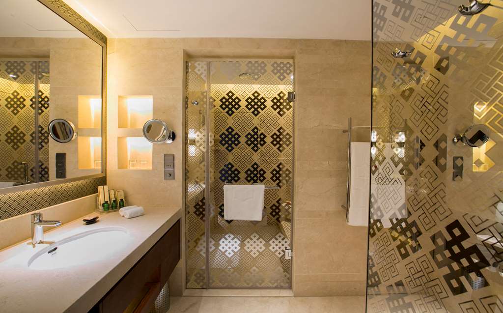Shangri-La Hotel Lhasa-guestroom-Guest Room,Bathroom,On-Site.jpg