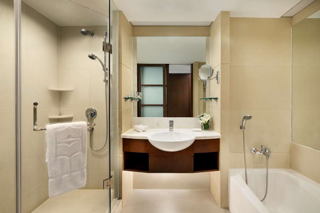 Shangri La Hotel Qingdao-guestroom-Guest Room,Bathroom,On-Site.jpg
