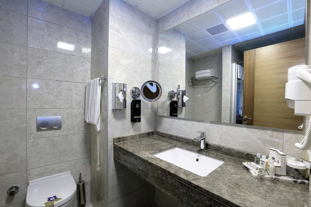 Best Western Premier Karsiyaka Convention & Spa Hotel-guestroom-Guest Room,Bathroom,On-Site.jpg