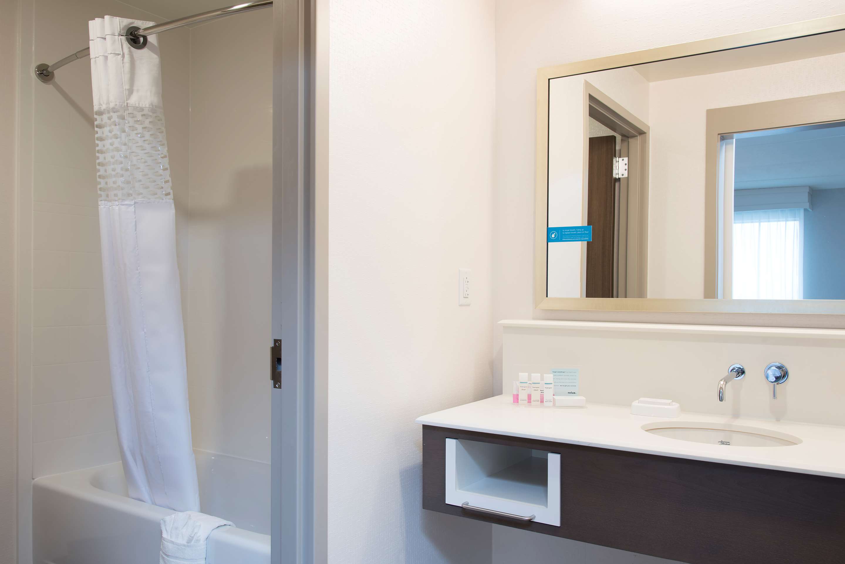 Guest room bath