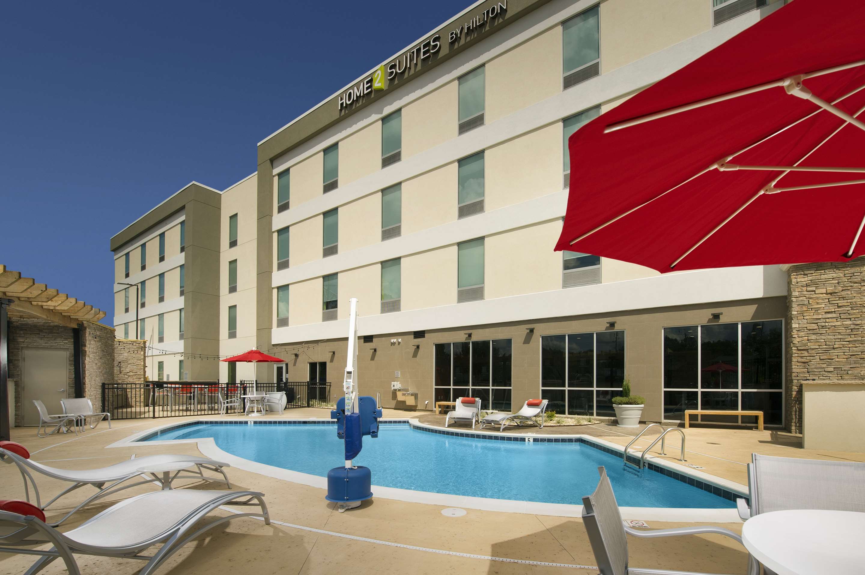 Pool | Home2 Suites by Hilton Hattiesburg