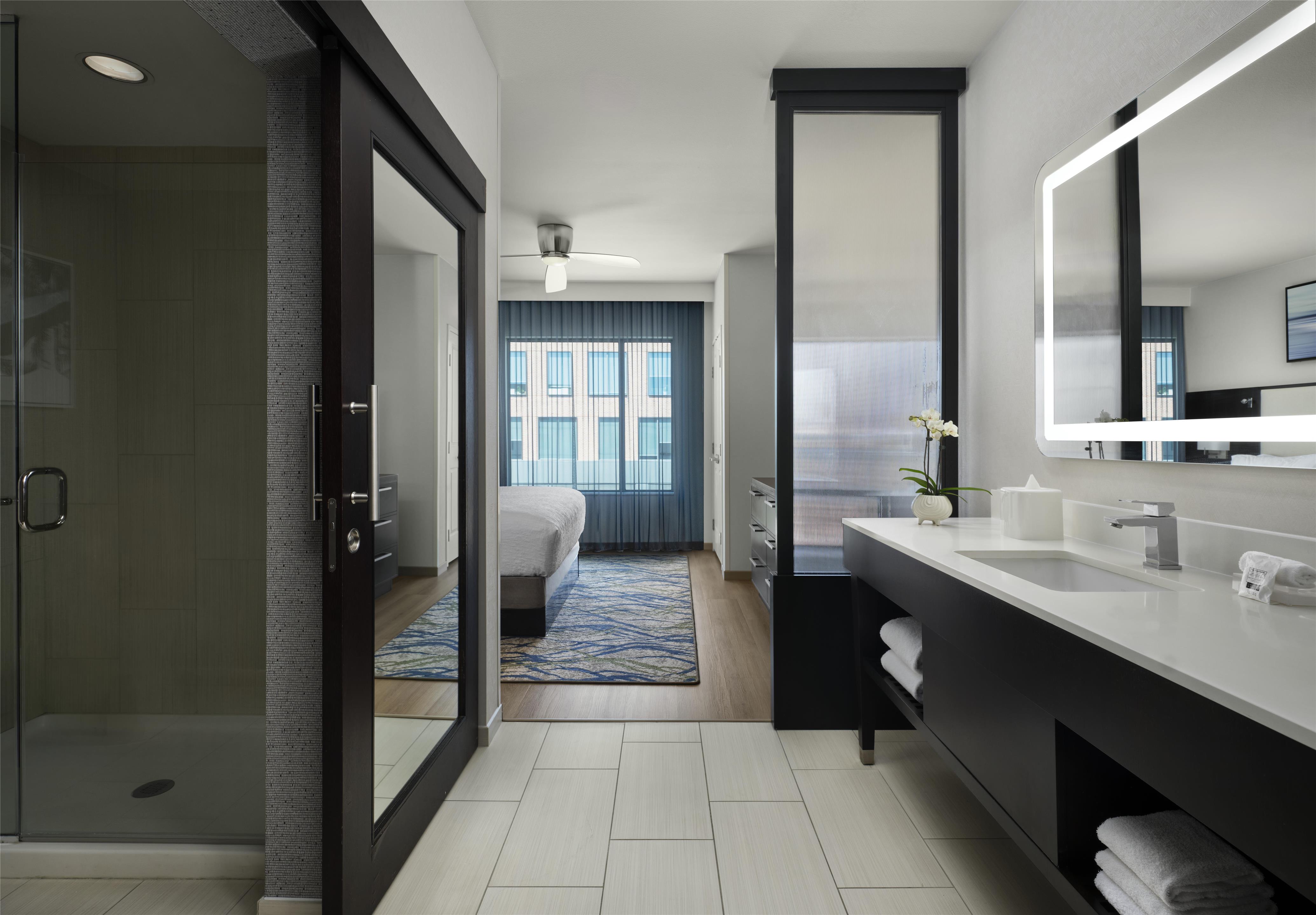 Guest room bath
