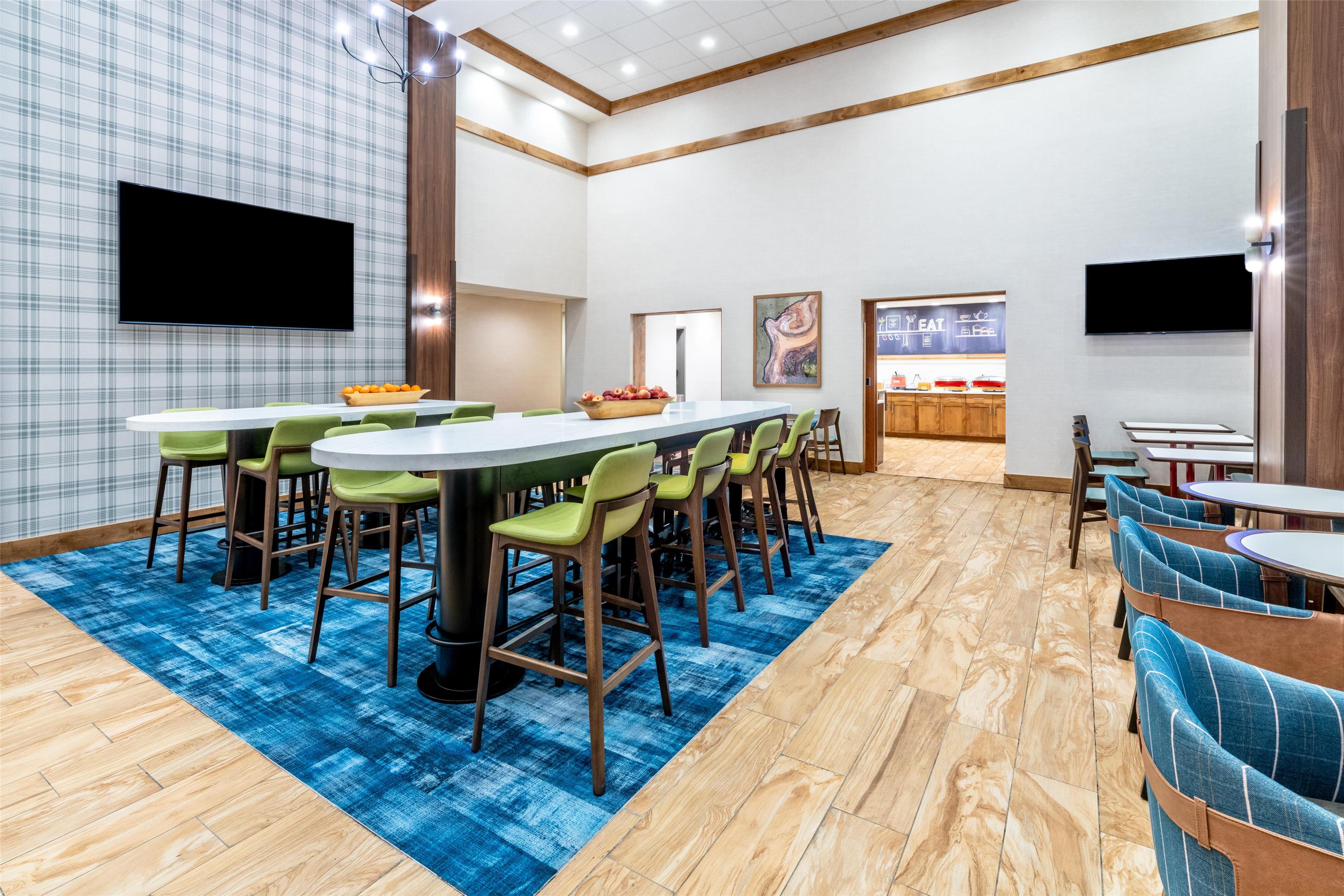 Breakfast Area | Hampton Inn & Suites Silverthorne