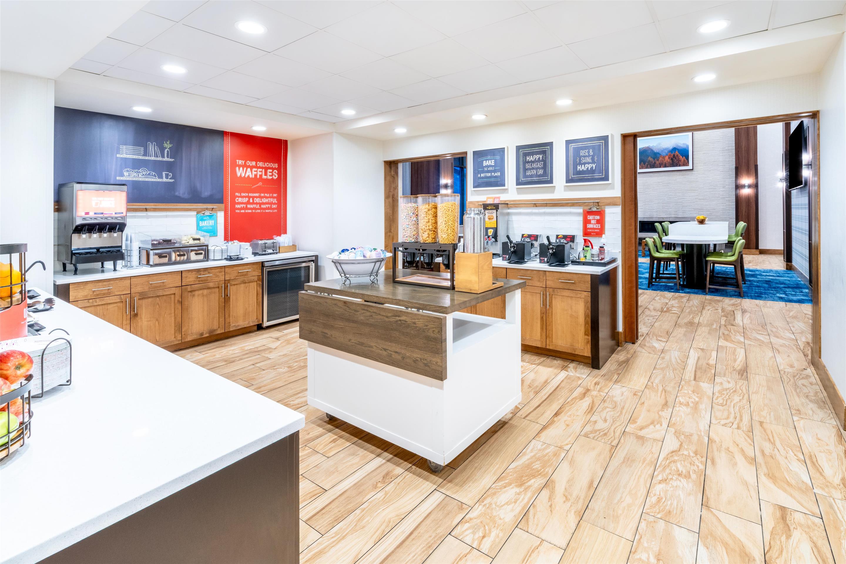 Breakfast Area | Hampton Inn & Suites Silverthorne