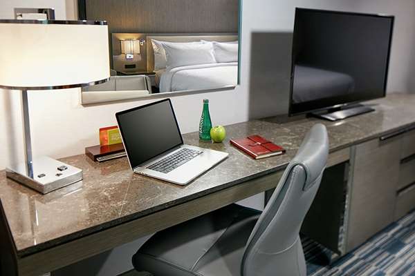  - Hilton Garden Inn Downtown San Diego - I-5, Exits 17 & 17A