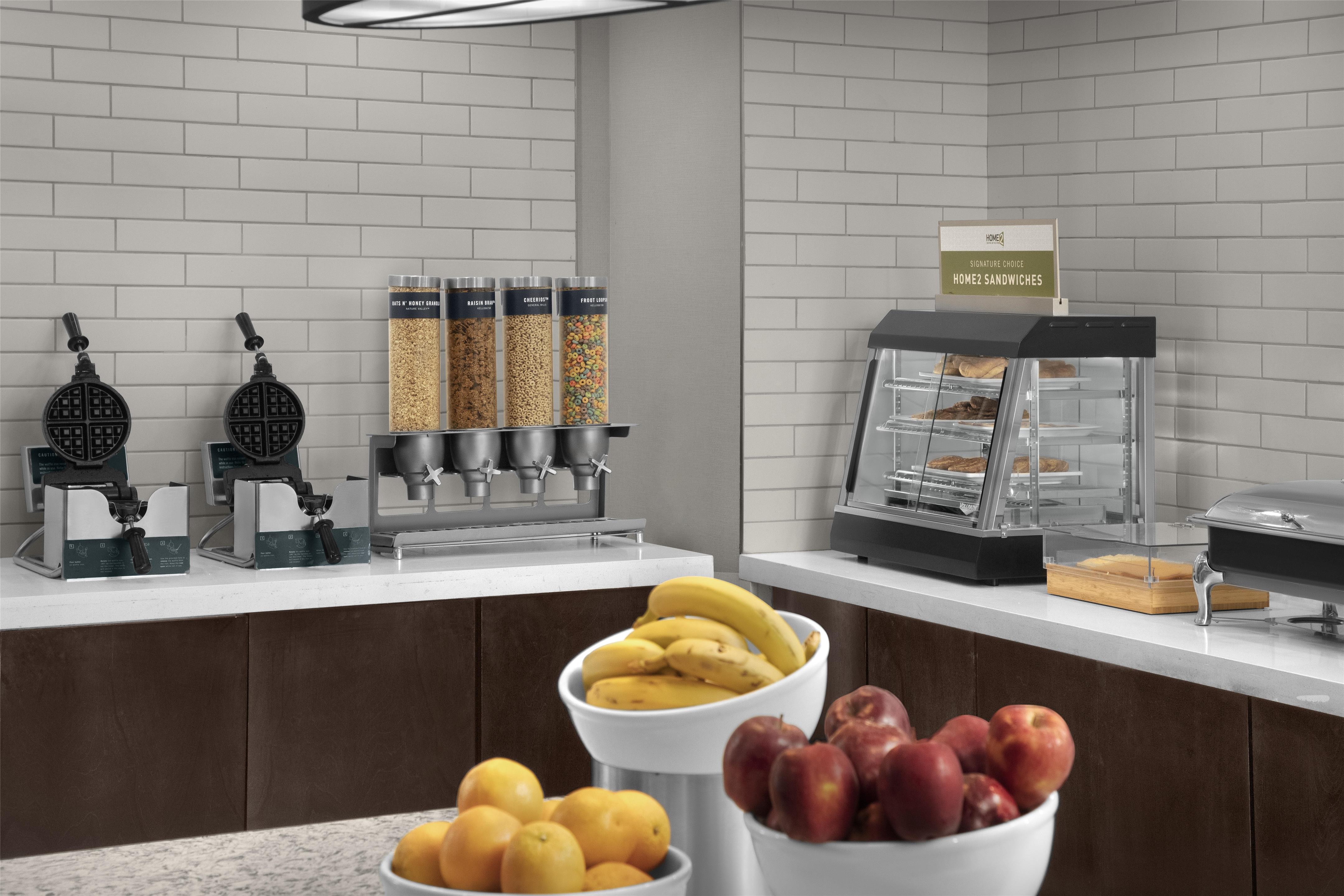 Breakfast Area | Hampton Inn Louisville East/Hurstbourne