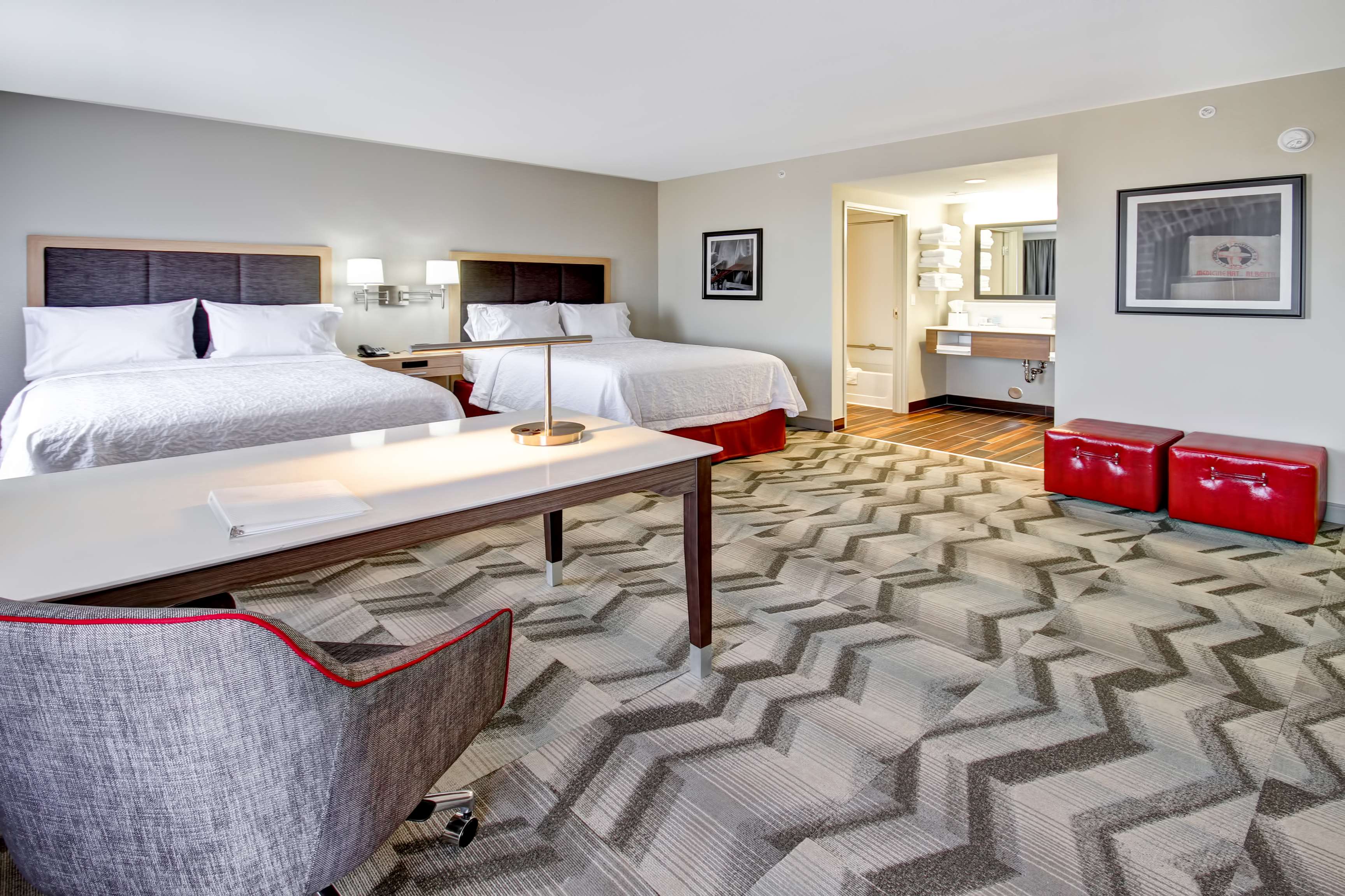 Hampton Inn & Suites - Medicine Hat, Alberta, Canada Room Type - 2QN STDO MIC FRIDG WTBR NS