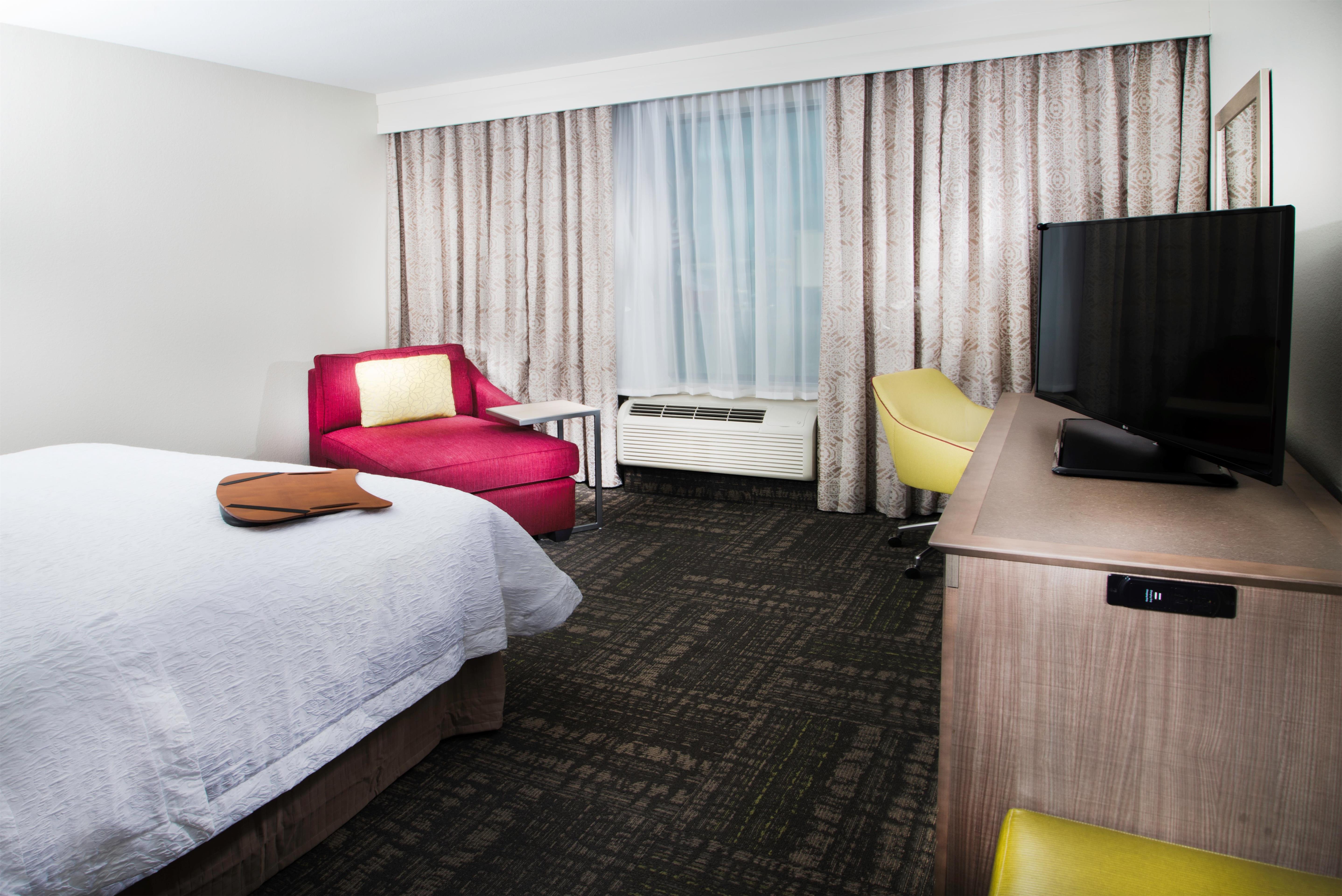 Hampton Inn & Suites La Porte, TX Room Type - 1KING W FRIDGE NONSMOKING