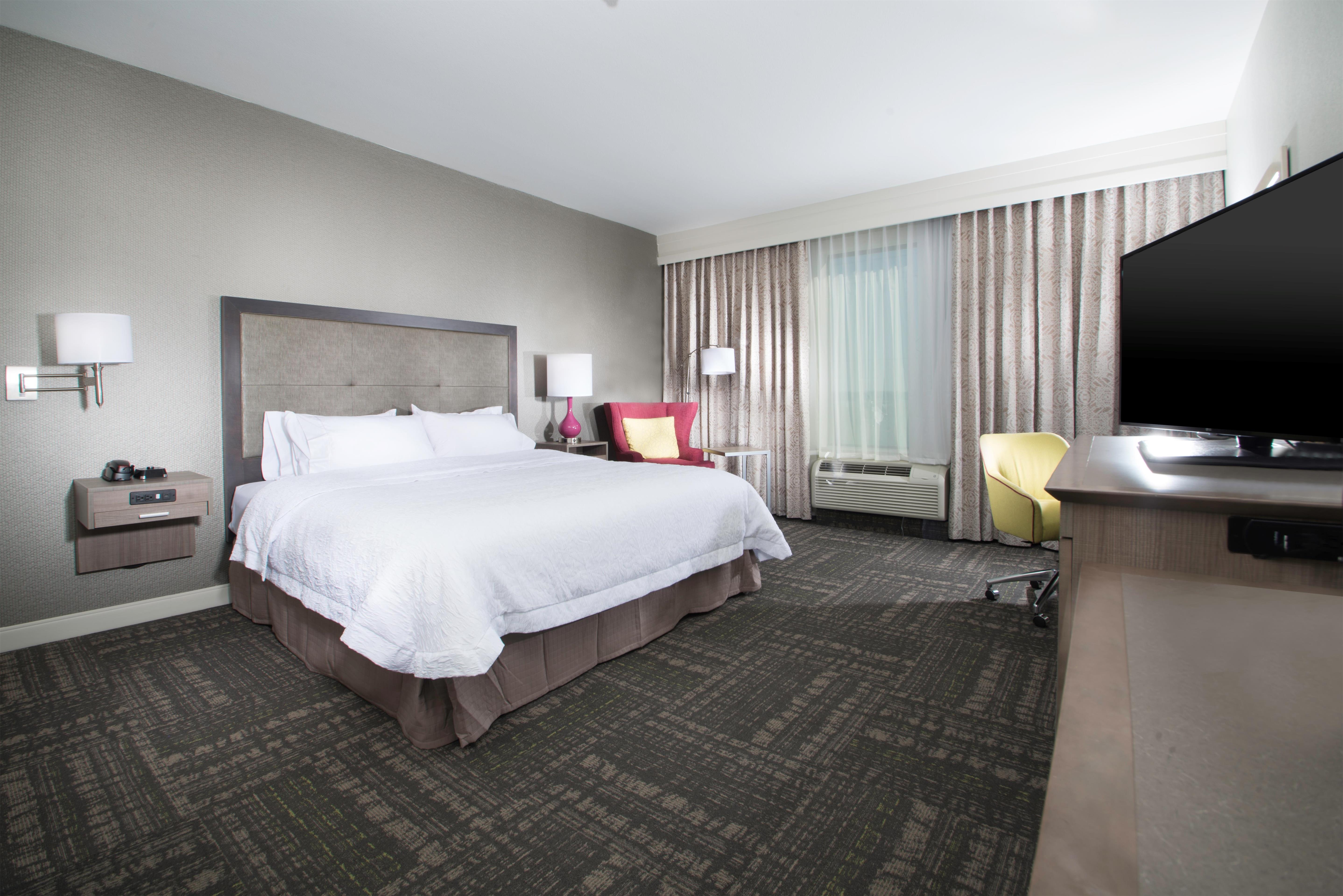 Hampton Inn & Suites La Porte, TX Room Type - 1 KNG ACCESSIBLE TUB NS
