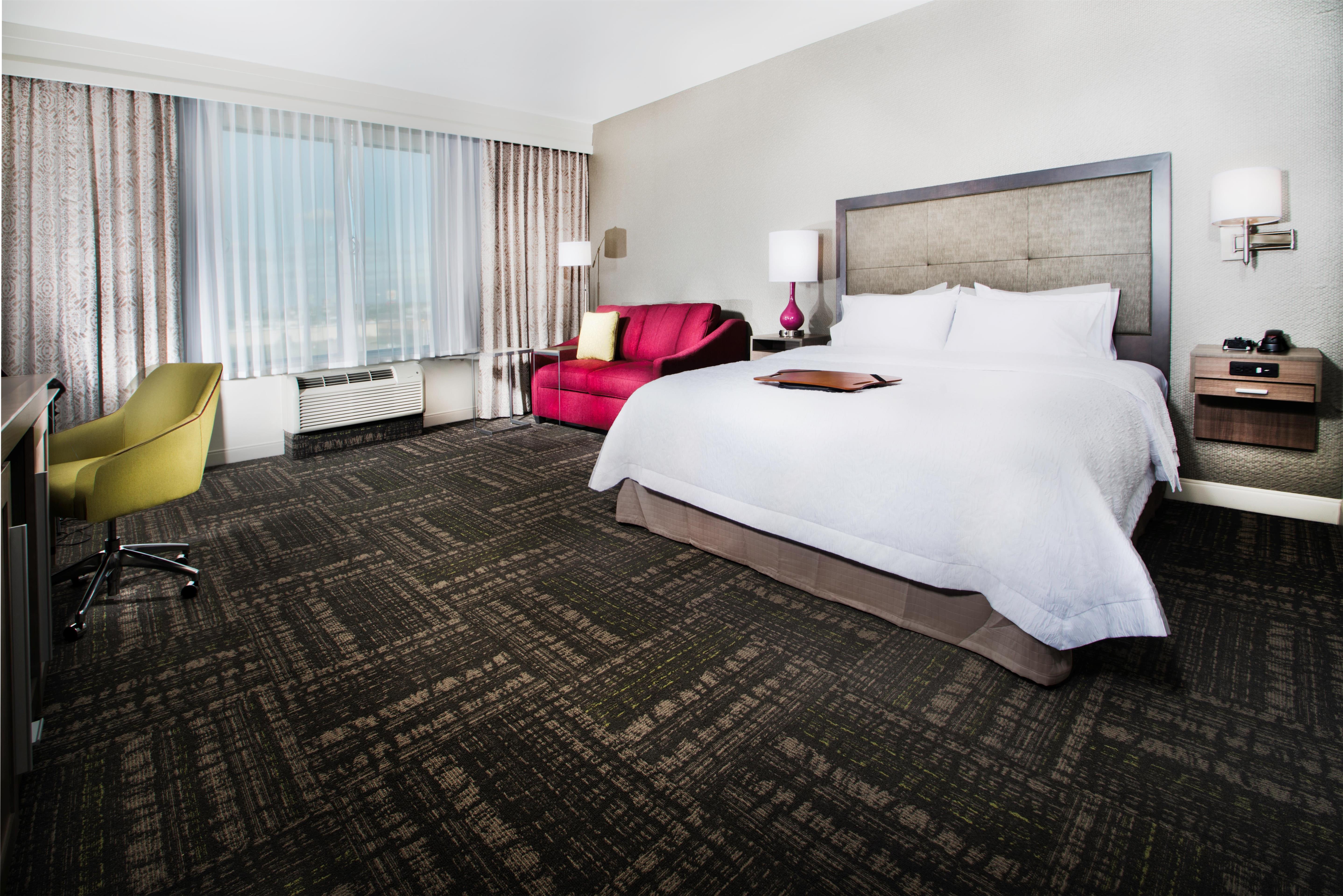 Hampton Inn & Suites La Porte, TX Room Type - 1 KNG ACC TUB SOFABED NS