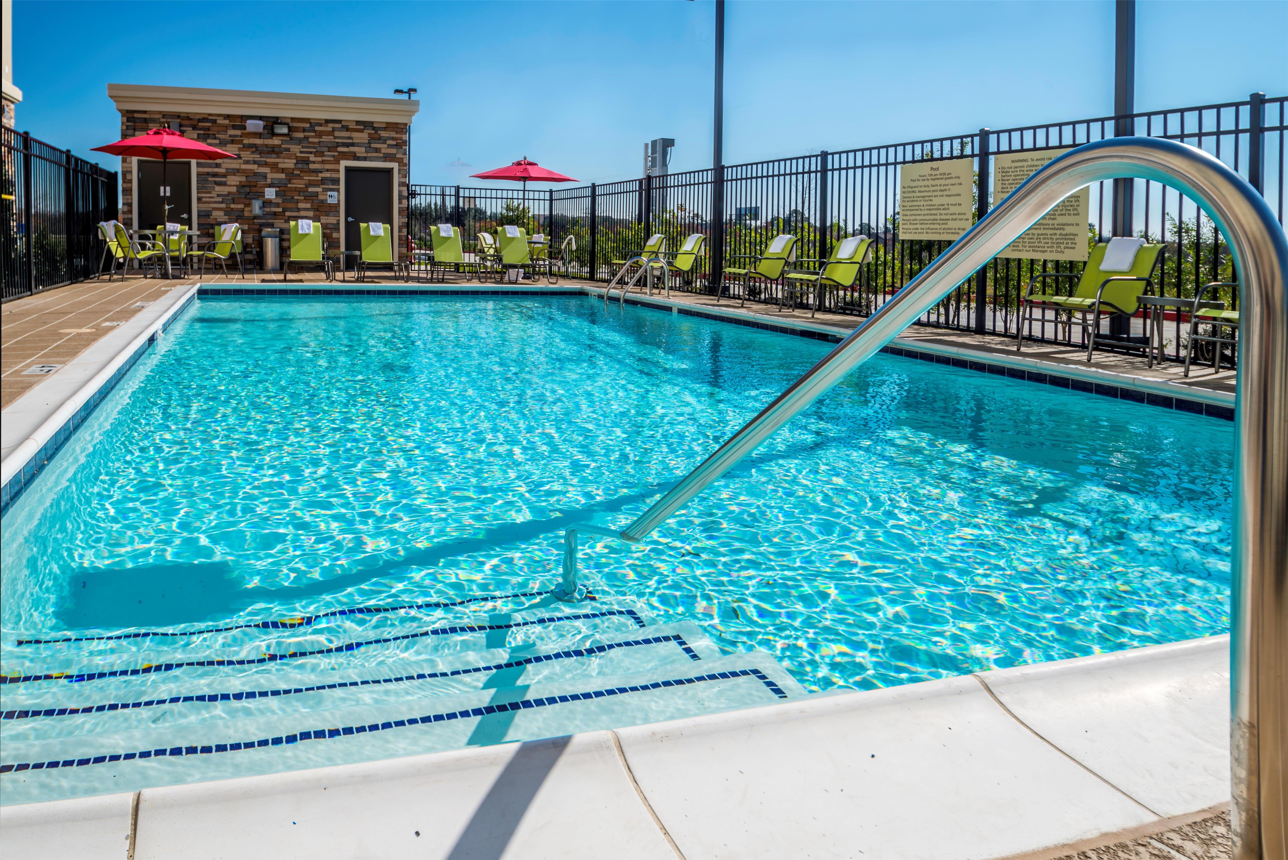 Pool | Hampton Inn & Suites La Porte