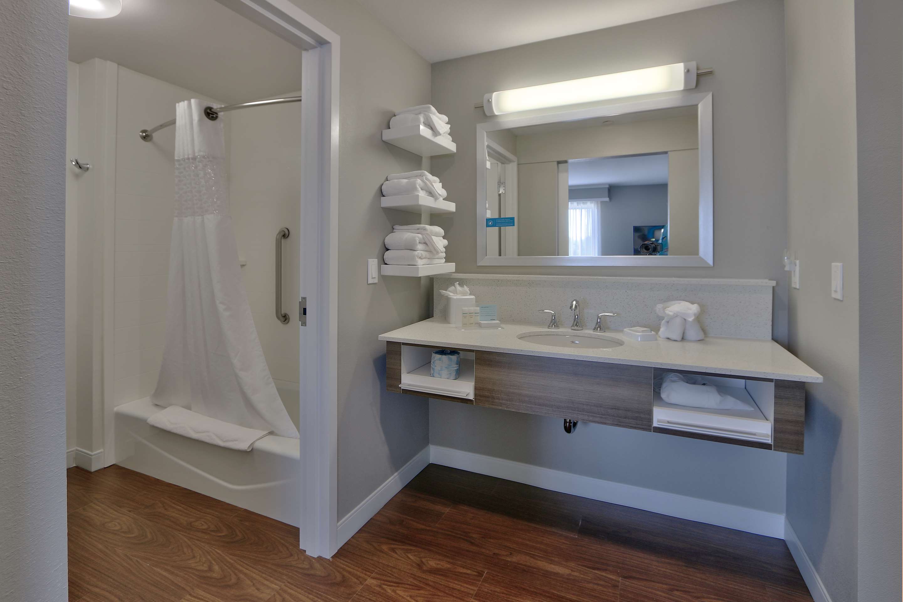 Guest room bath