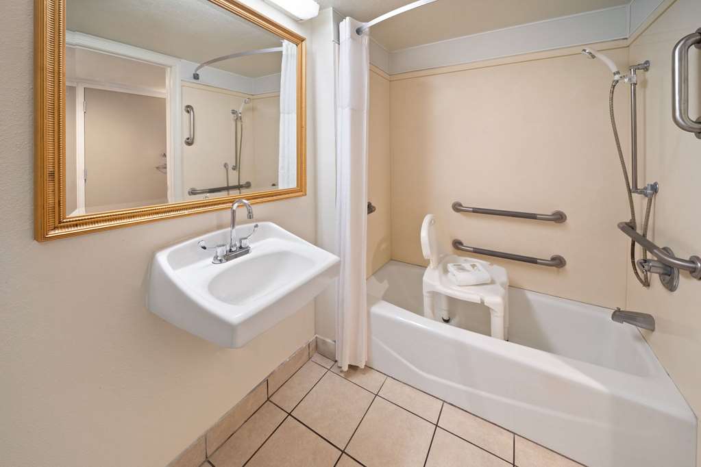 DAYS INN BILOXI BEACH-guestroom-Guest Room,Bathroom,Accessibility,On-Site.jpg
