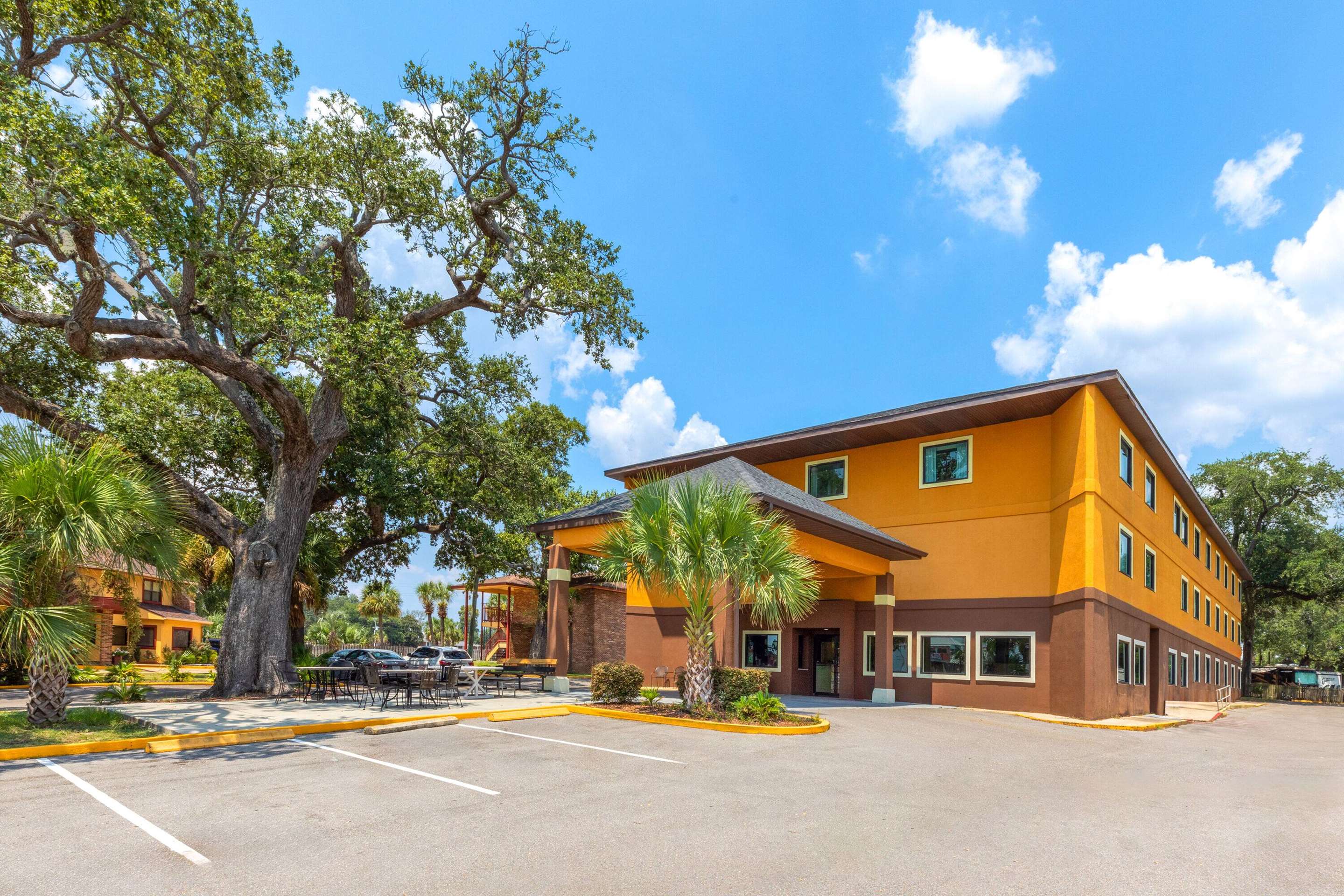 Exterior | Days Inn by Wyndham Biloxi Beach