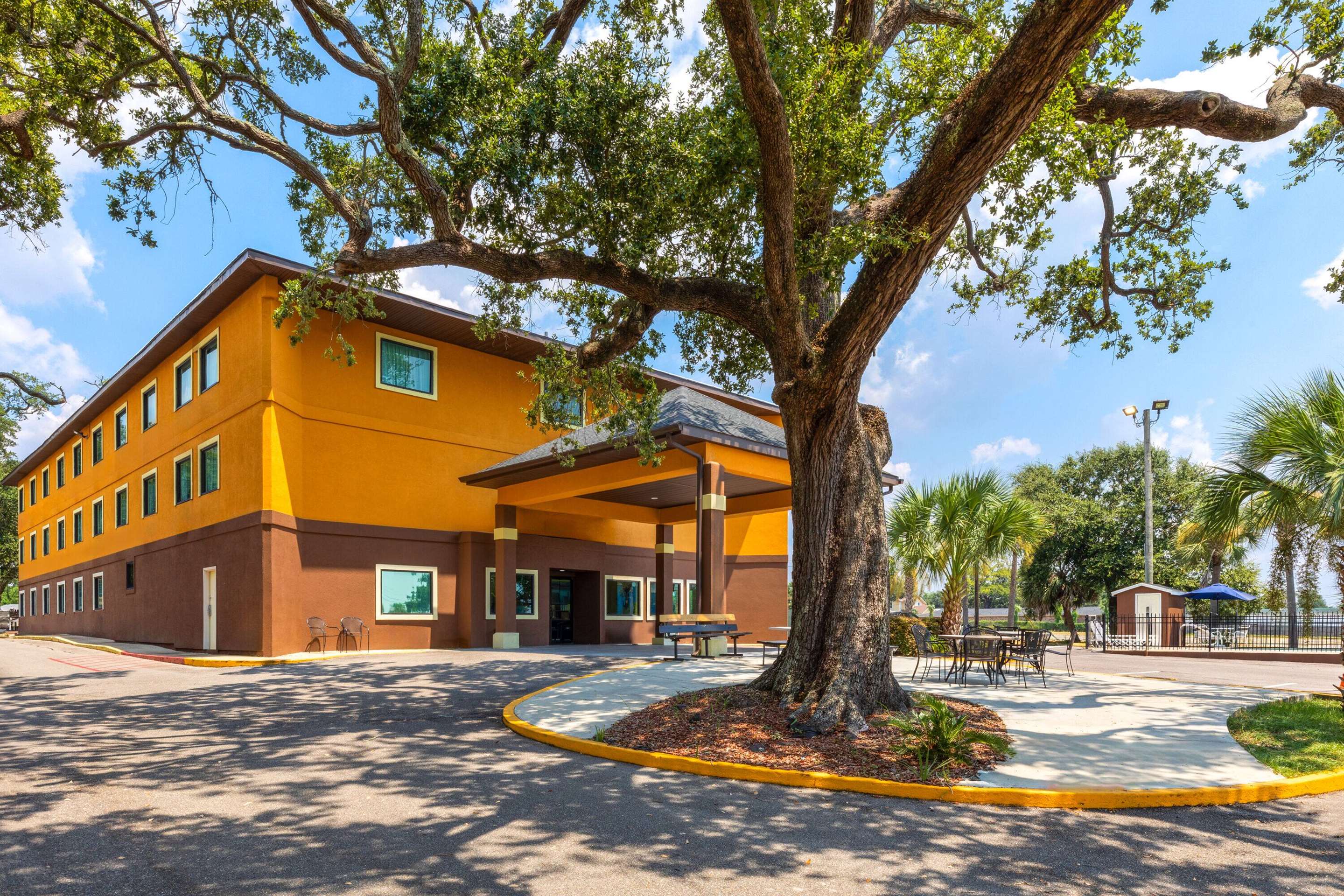 Exterior | Days Inn by Wyndham Biloxi Beach