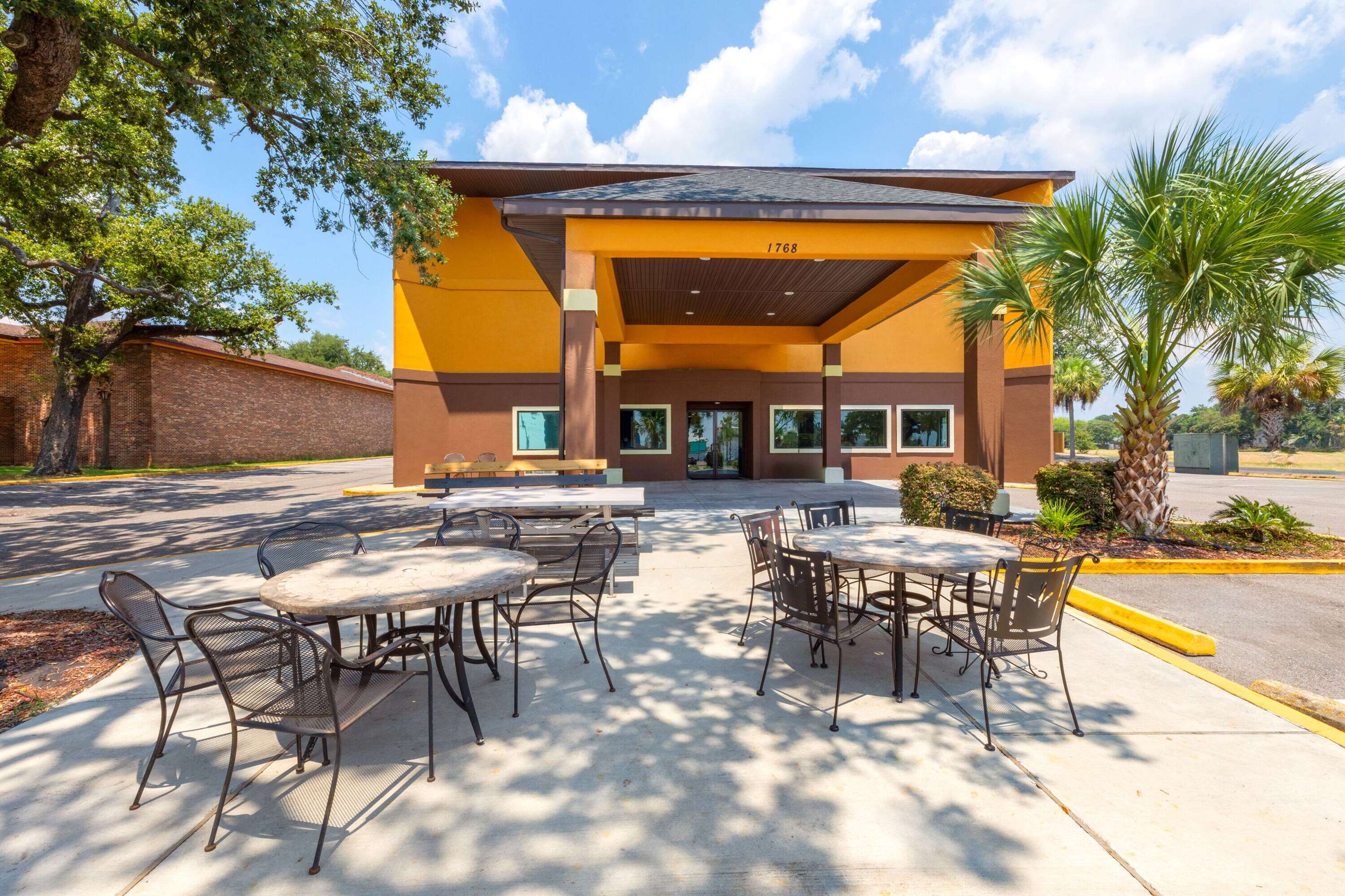 Exterior | Days Inn by Wyndham Biloxi Beach