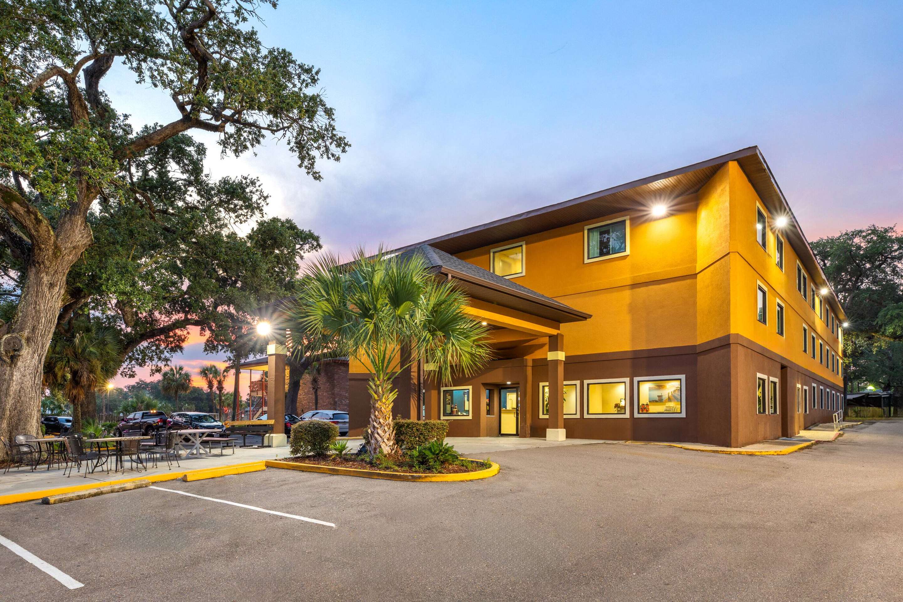 Exterior | Days Inn by Wyndham Biloxi Beach