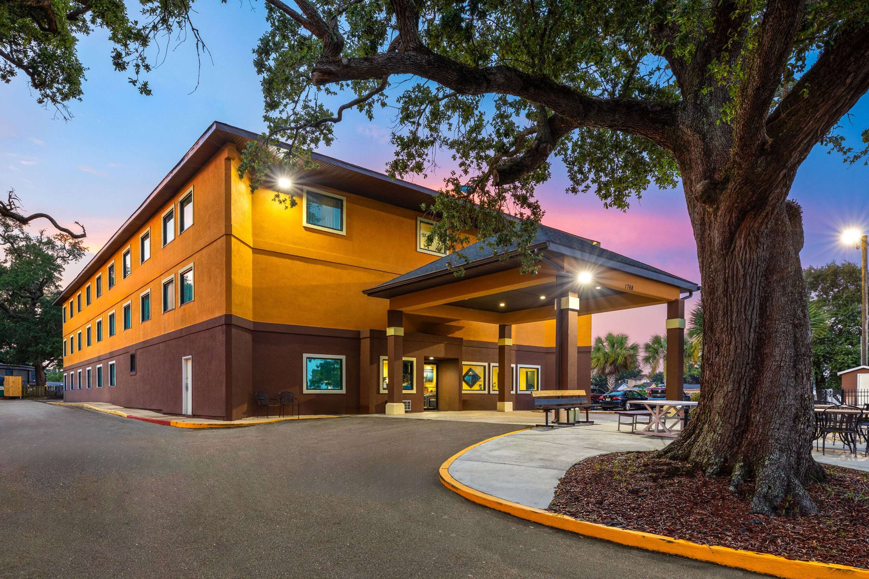 Exterior | Days Inn by Wyndham Biloxi Beach