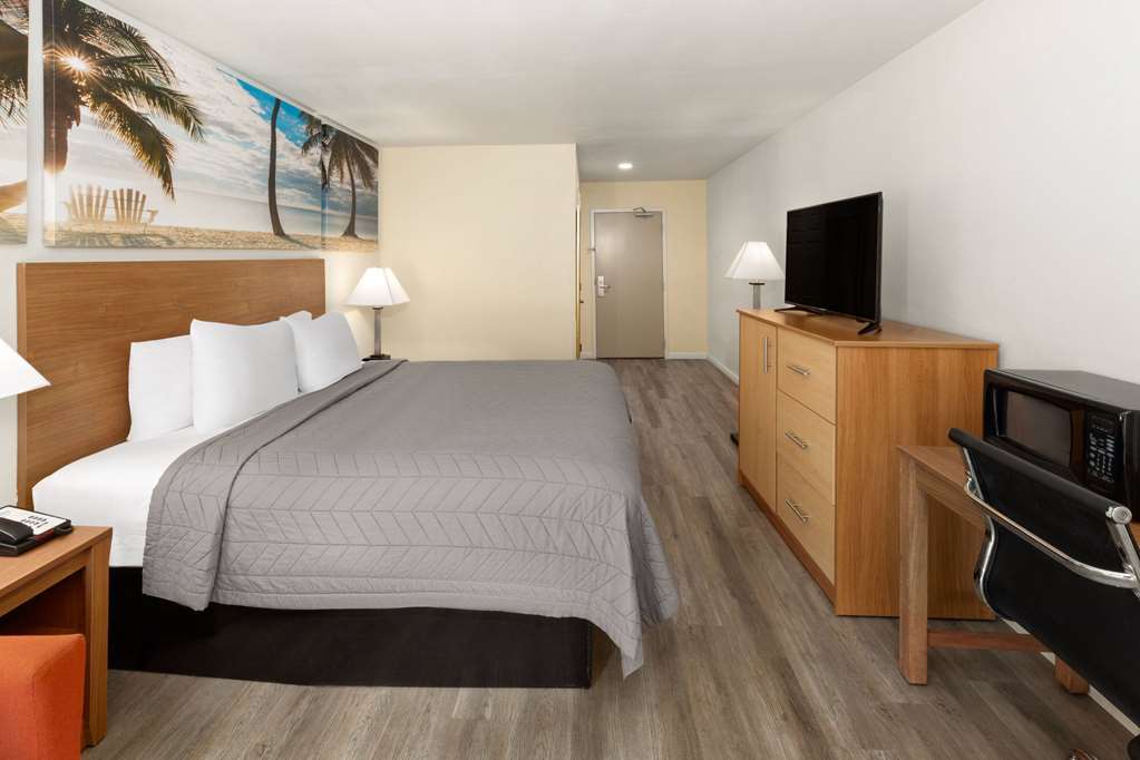 DAYS INN BILOXI BEACH-guestroom-Guest Room,On-Site.jpg