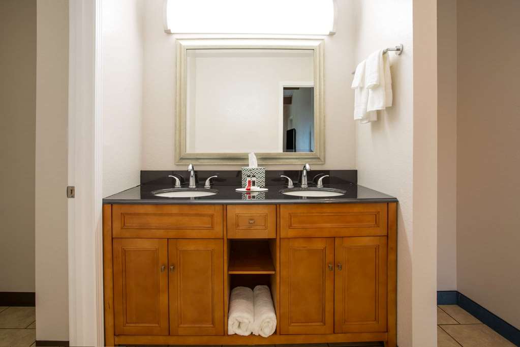 TRAVELODGE BY WYNDHAM WYTHEVILLE-guestroom-Guest Room,Bathroom,On-Site.jpg