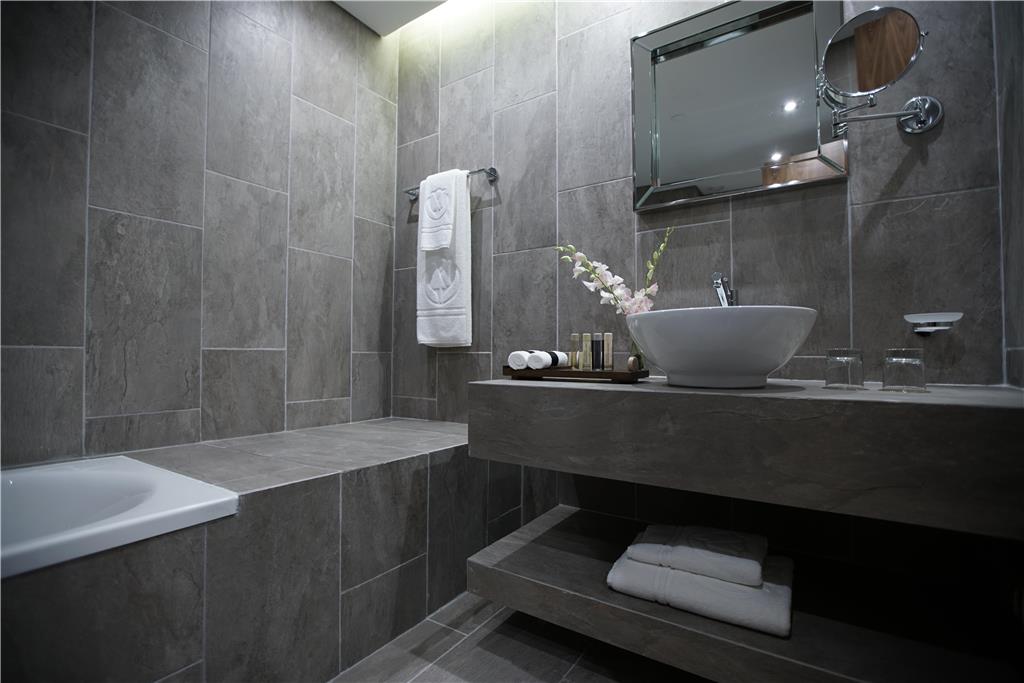 GOLDEN TULIP ACHRAFIEH-guestroom-Guest Room,Bathroom,On-Site.jpg