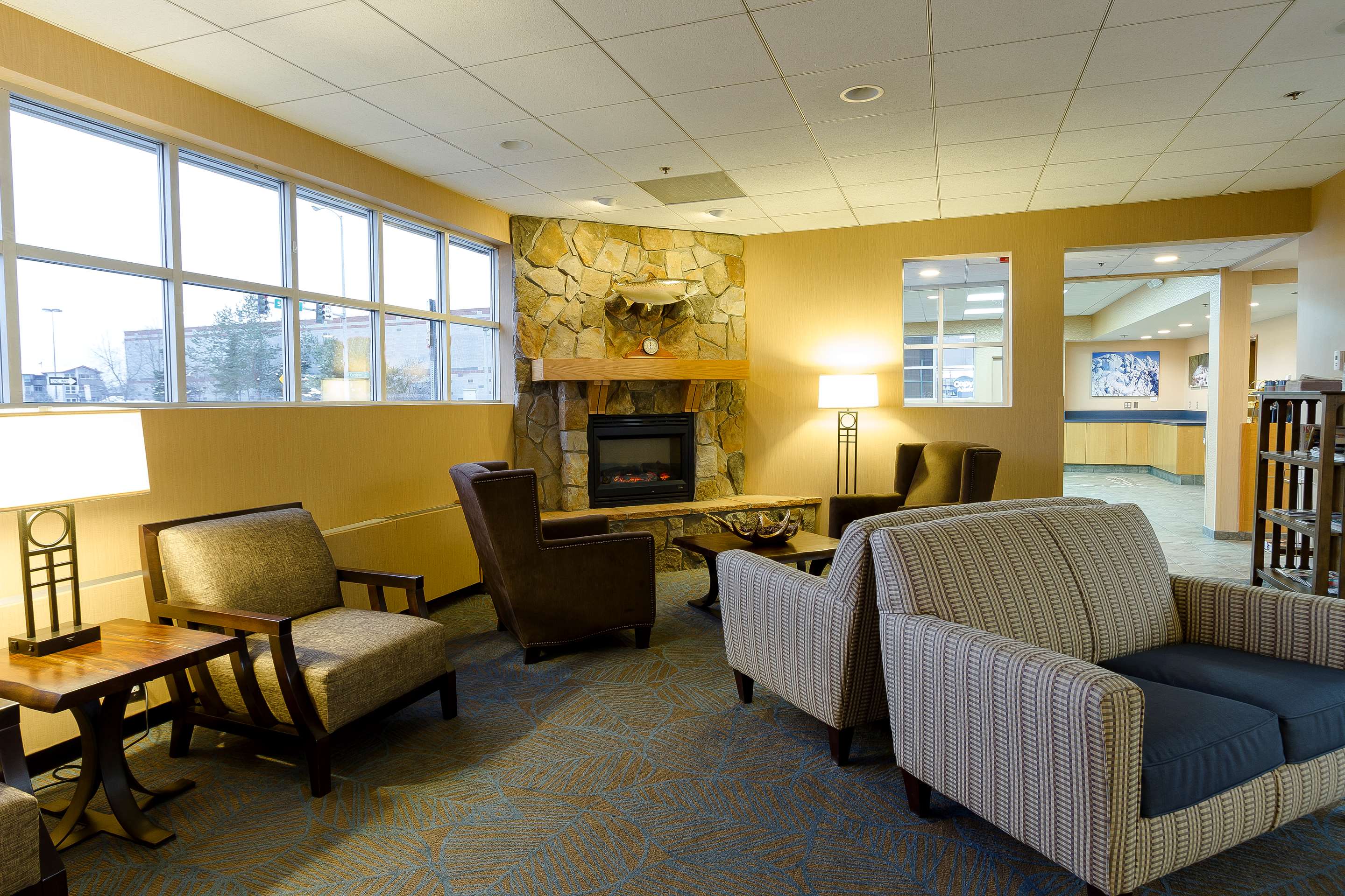 Lobby Seating Area | GuestHouse Anchorage