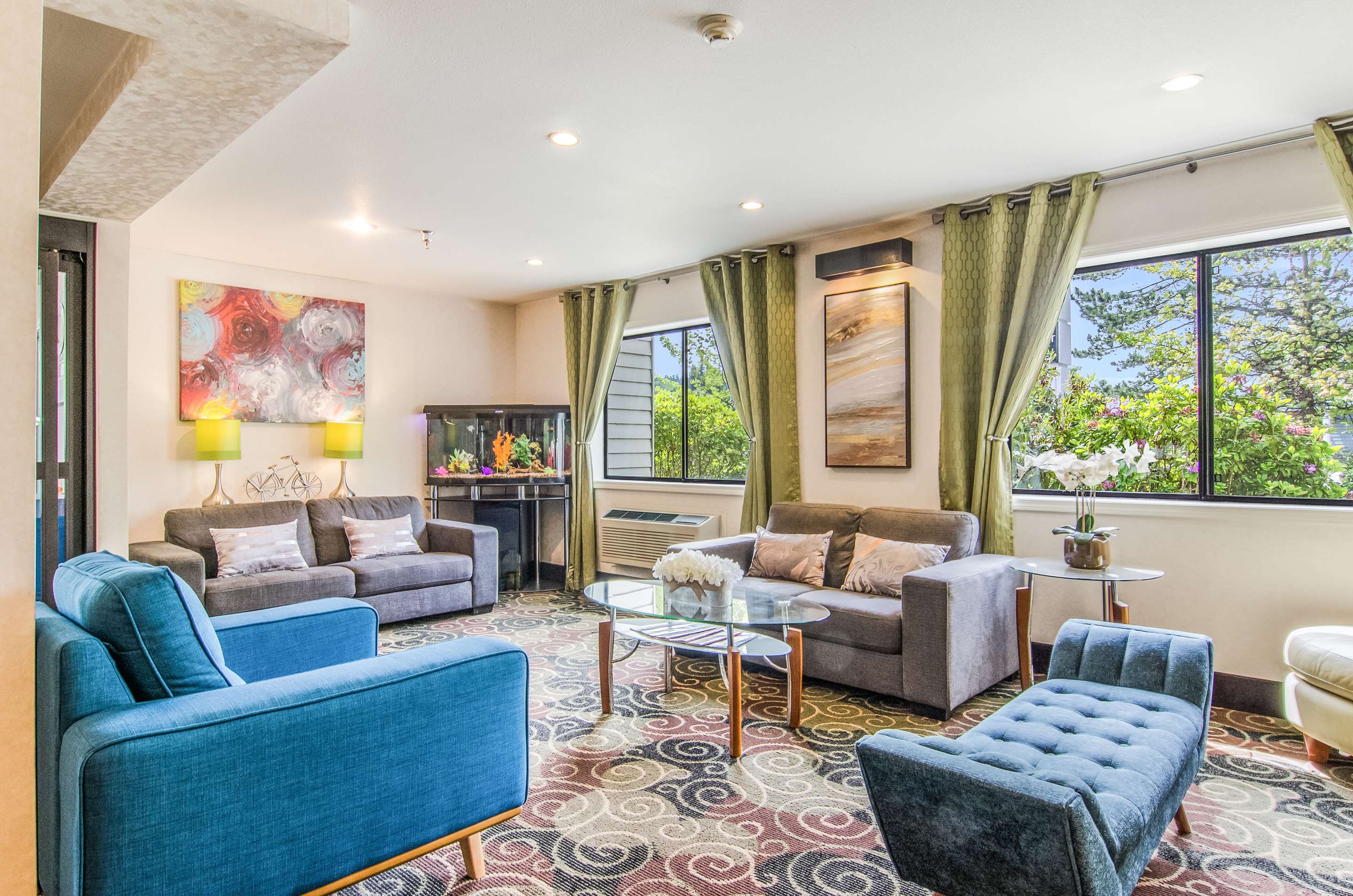 Lobby | GuestHouse Inn & Suites Poulsbo