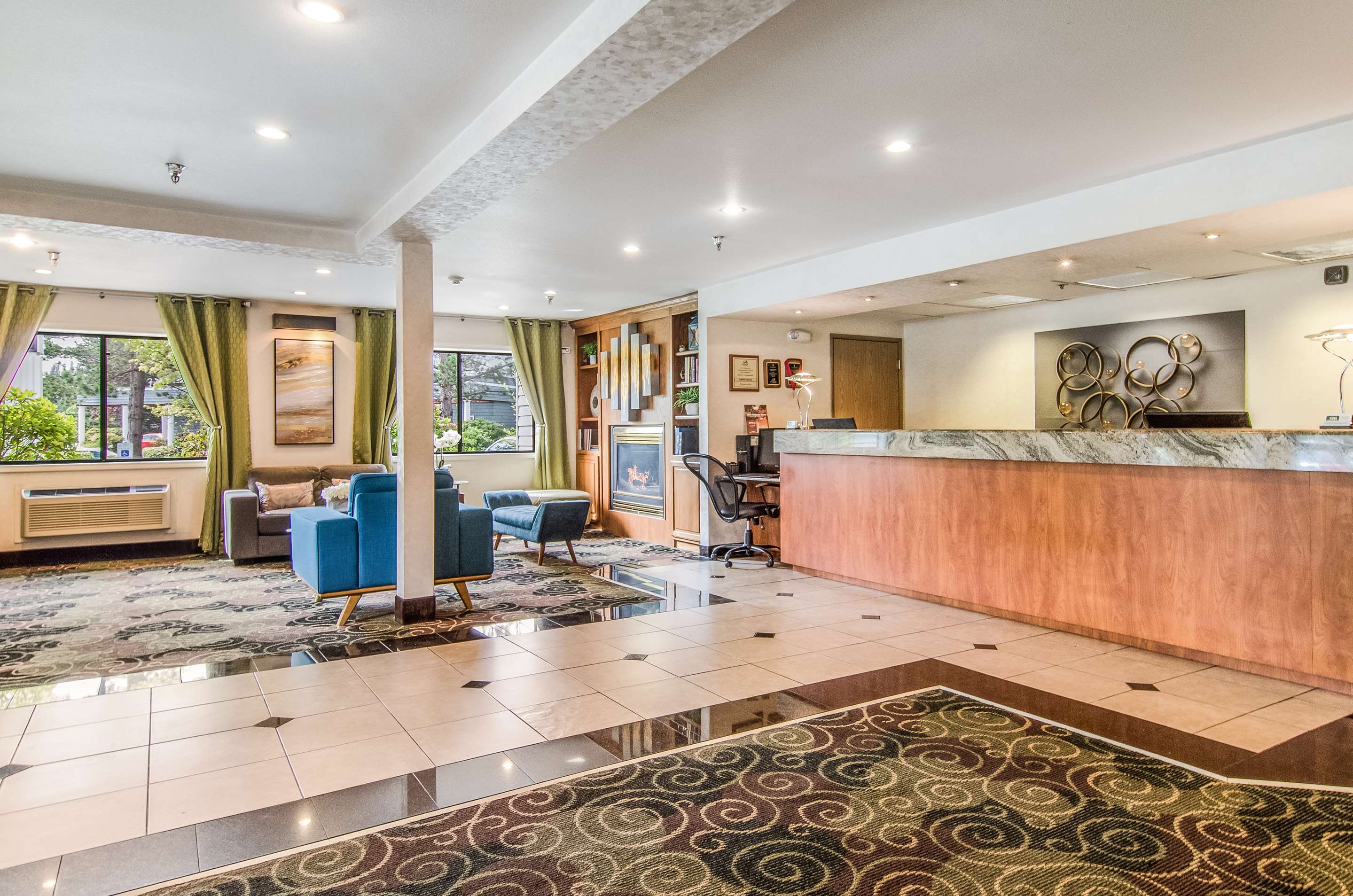 Lobby | GuestHouse Inn & Suites Poulsbo